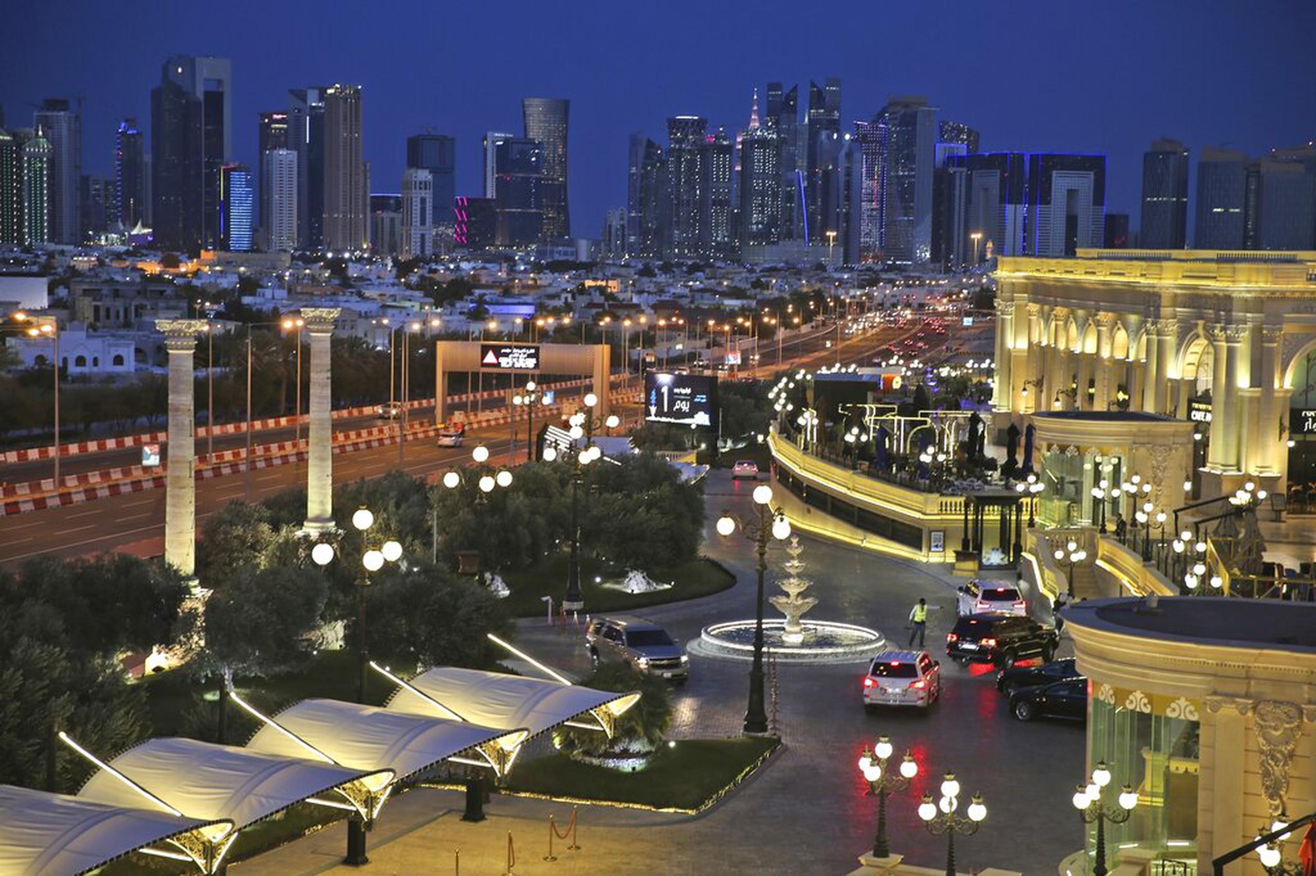 Vista general de Doha, mientras los autos llegan al centro comercial de lujo Al Hazm.
