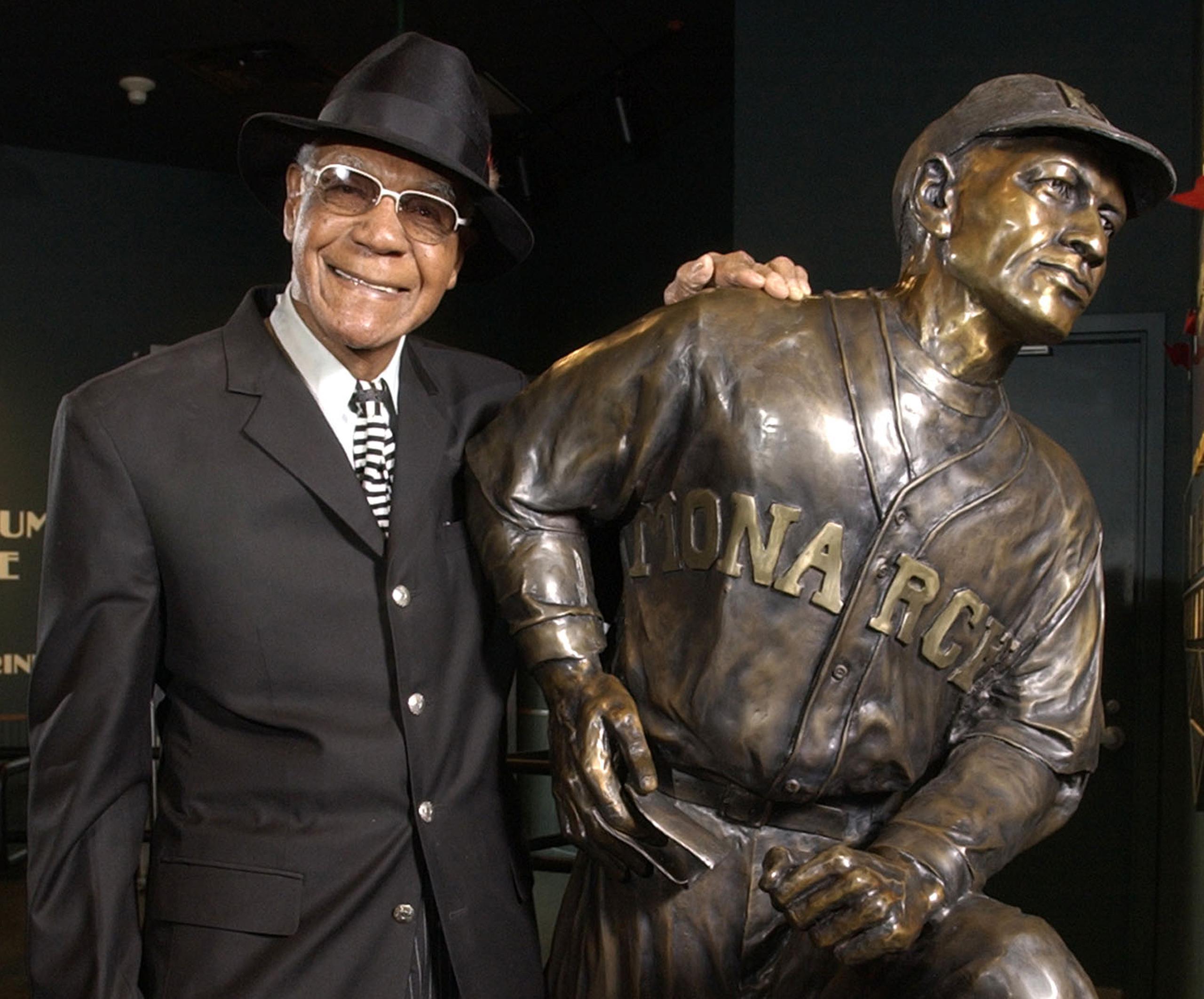 Foto de archivo de 2005 de Buck O'Neil junto a su estatua en en el Museo de las Ligas Negras en Kansas City.  