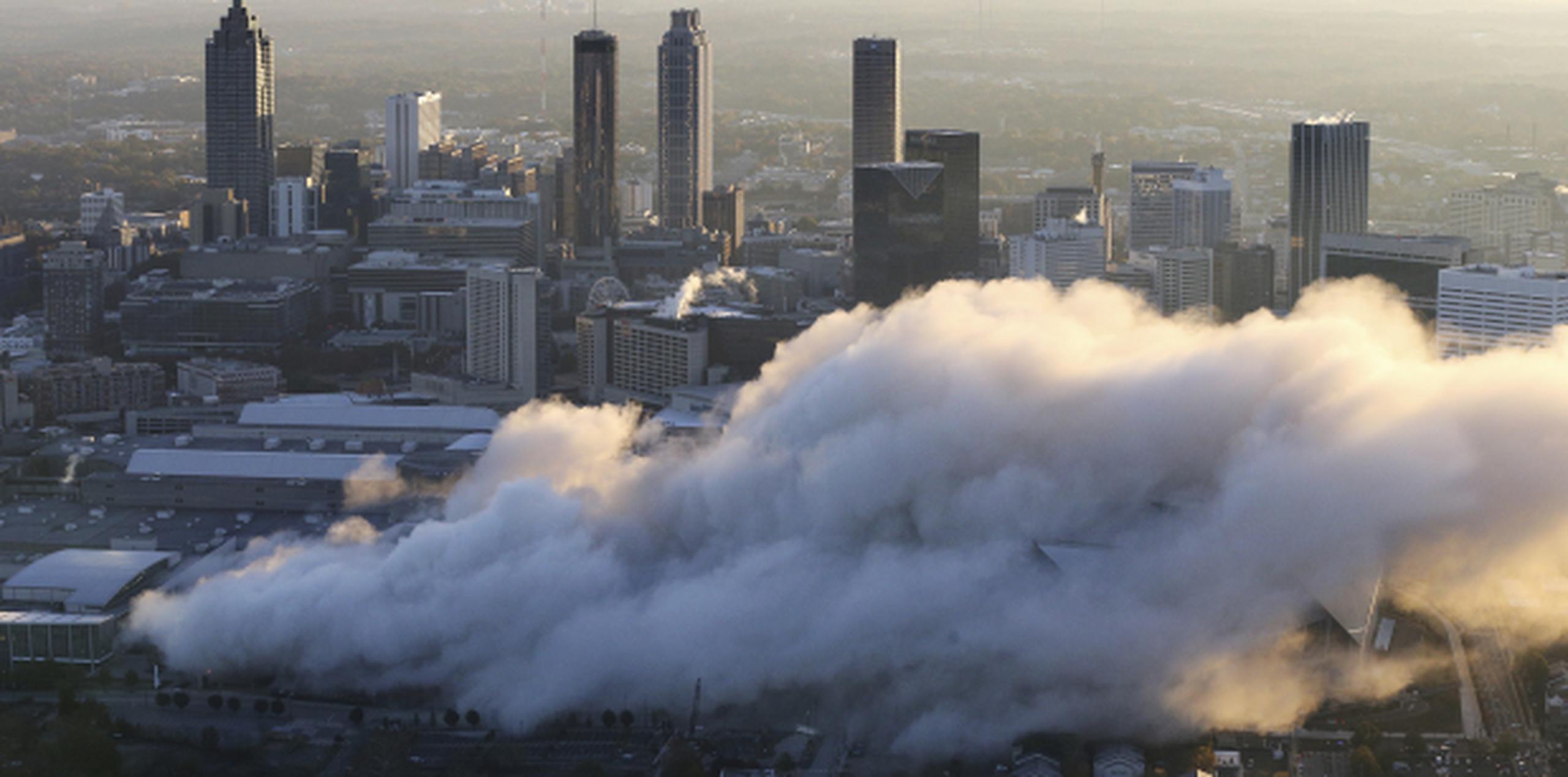 Una gran nube de polvo y deshechos se alzó en el lugar y después se esparció lentamente por el centro de la ciudad. (AP / Curtis Compton / ccompton@ajc.com)