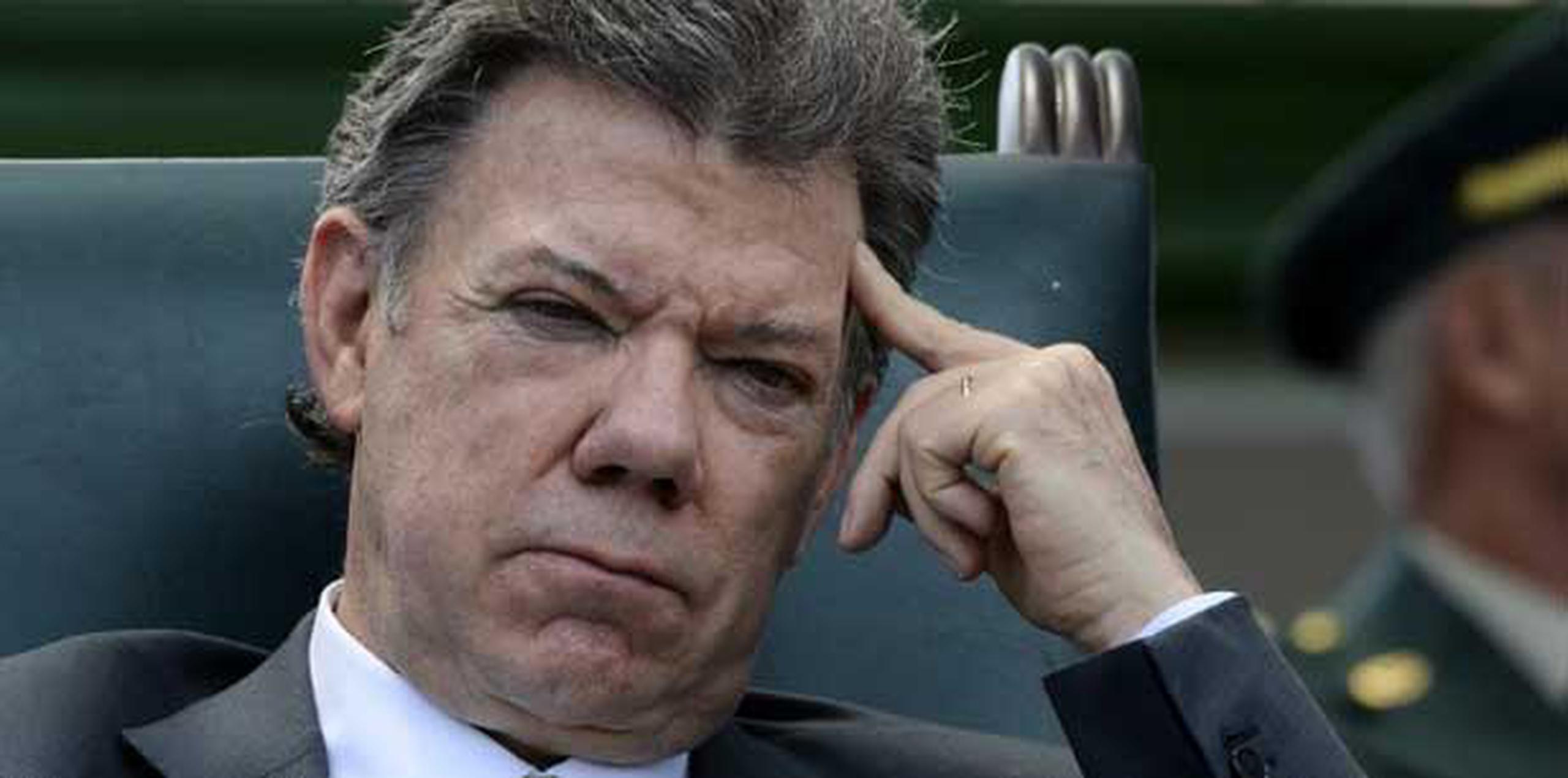 El presidente de Colombia, Juan Manuel Santos, se orinó mientras anunciaba su intención de aspirar a la reelección.    (AFP/Archivo/Luis Acosta)