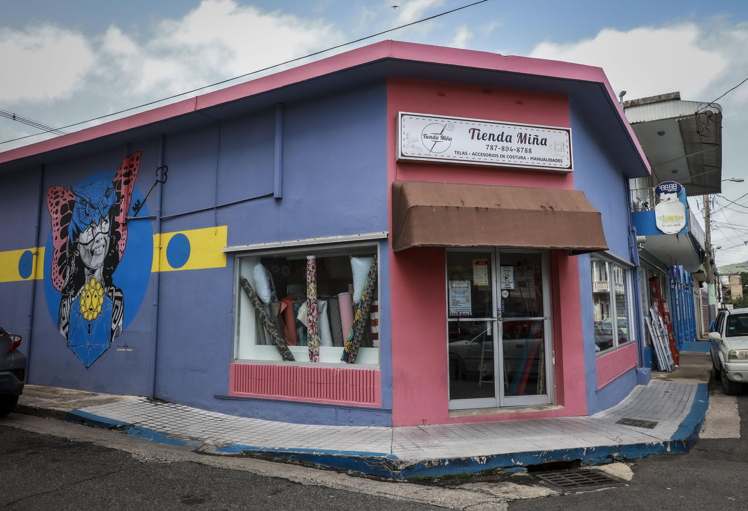 Ubica en la calle Betances del casco urbano y es la única tienda de telas que ha persistido en Utuado.