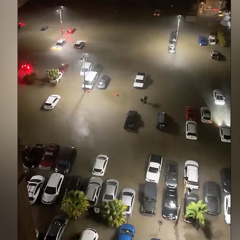 Múltiples carros bajo agua en Bayamón