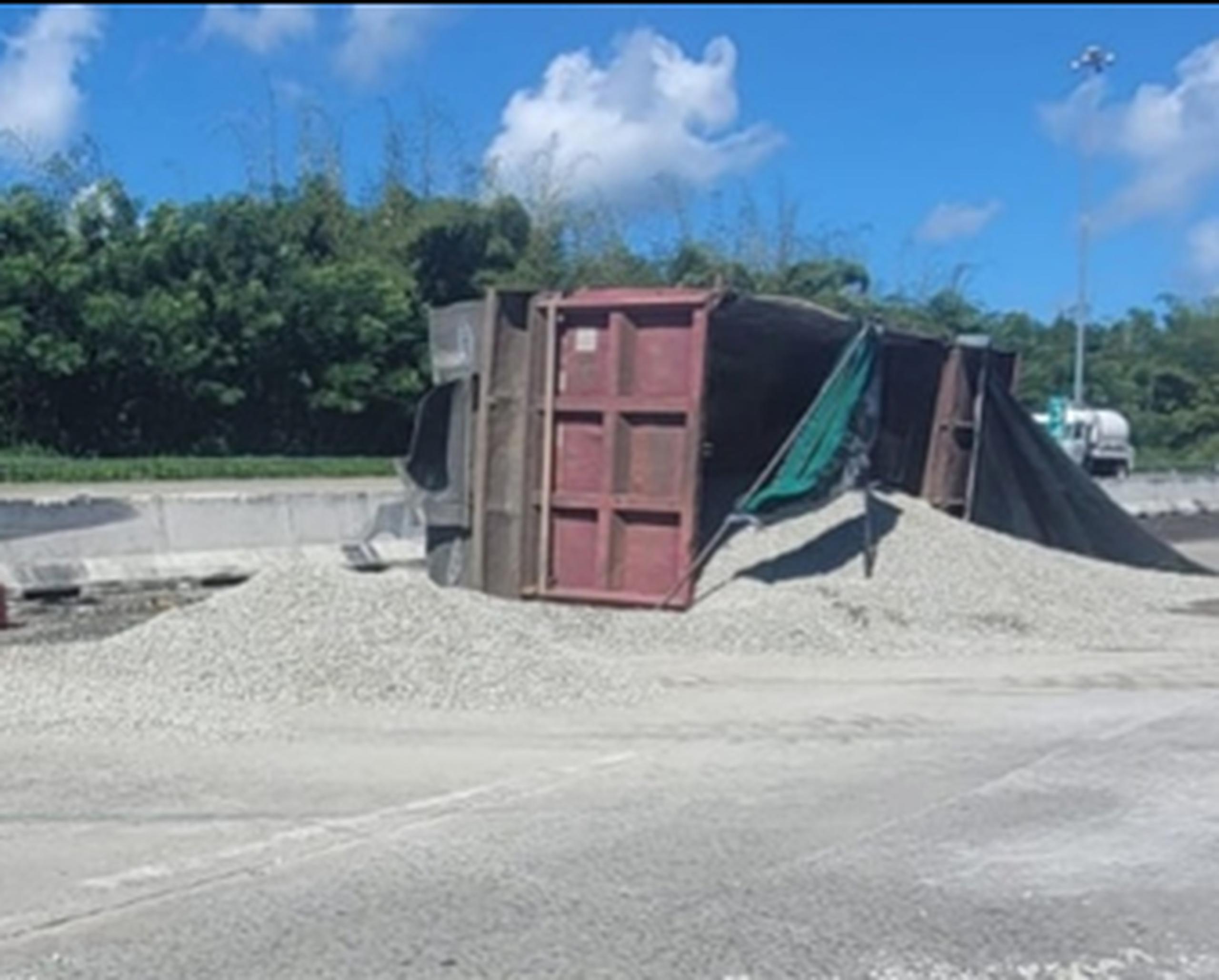 Un camión de carga se volcó al mediodía de hoy en el kilómetro 34.8 de la autopista PR-53, después del peaje en Humacao.