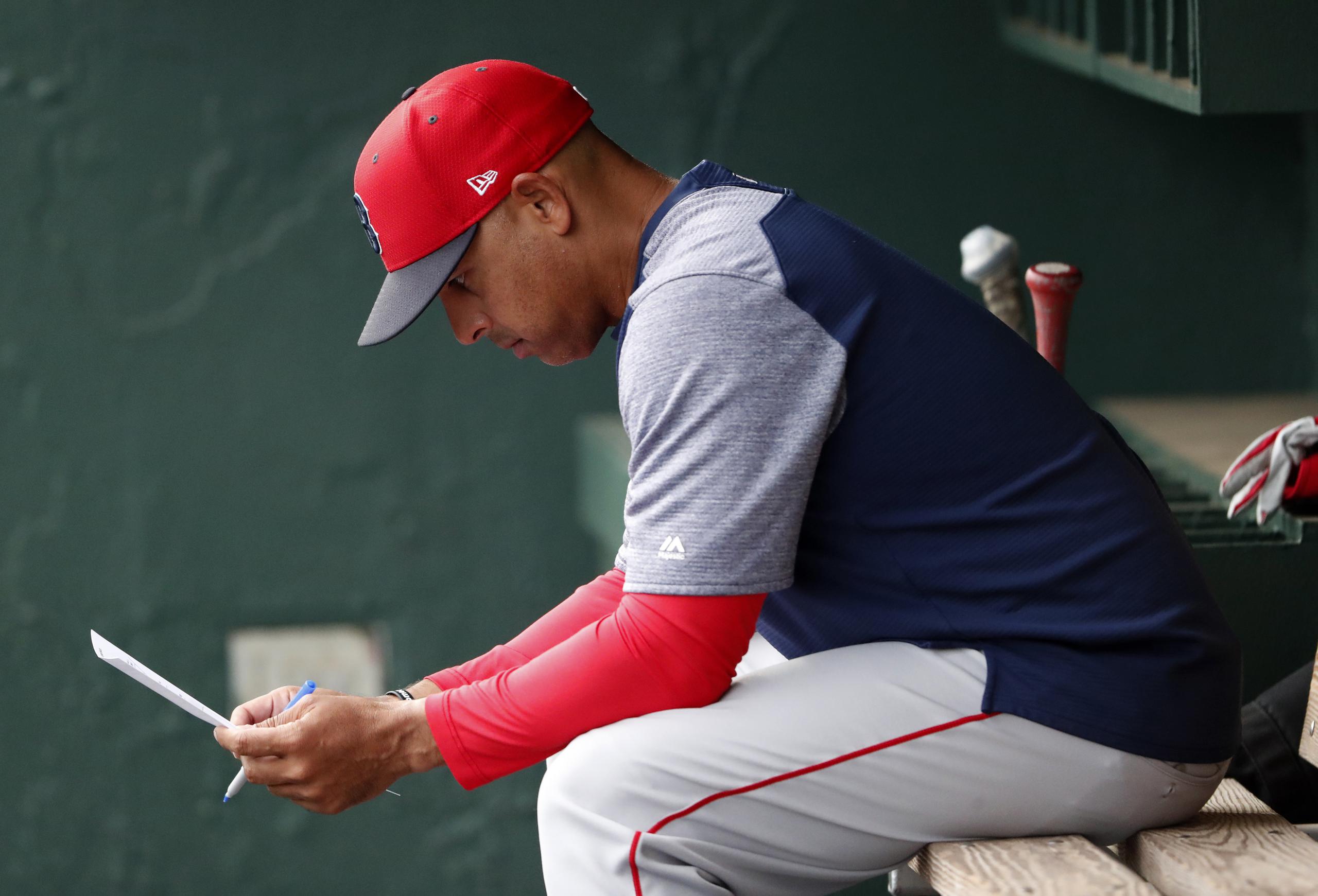 El exdirigente de los Medias Rojas de Boston, Alex Cora, fue sancionado con un año de suspensión por su participación en el esquema de robo de señales de los Astros de Houston. En la investigación de los Medias Rojas, la oficina del comisionado no encontró evidencia de esquema alguno.