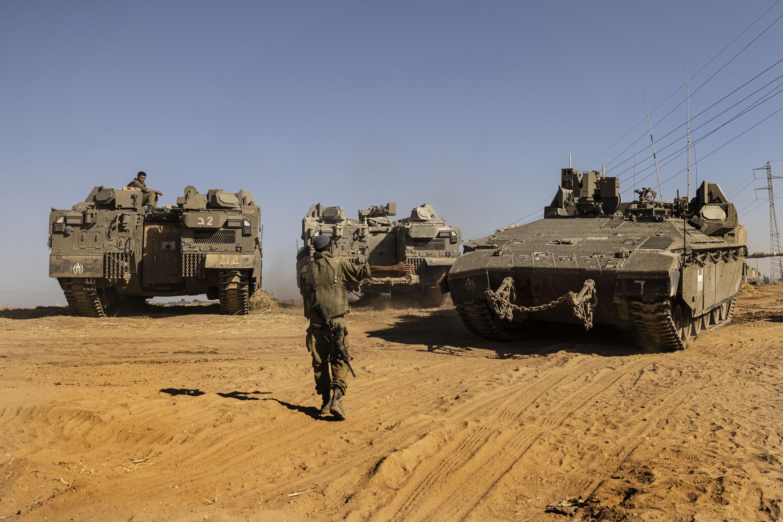 Soldados israelíes y vehículos blindados se concentran cerca de la frontera con la Franja de Gaza, en el sur de Israel.