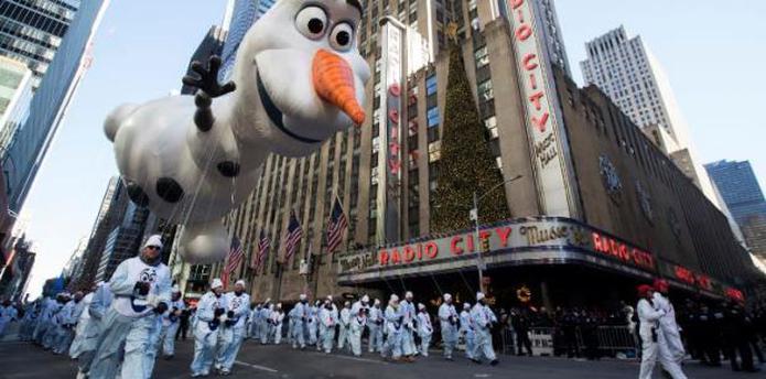 El globo de Olaf flota junto al Radio City Music Hall durante el desfile anual del Día de Acción de Gracias de Macy's. (Archivo)