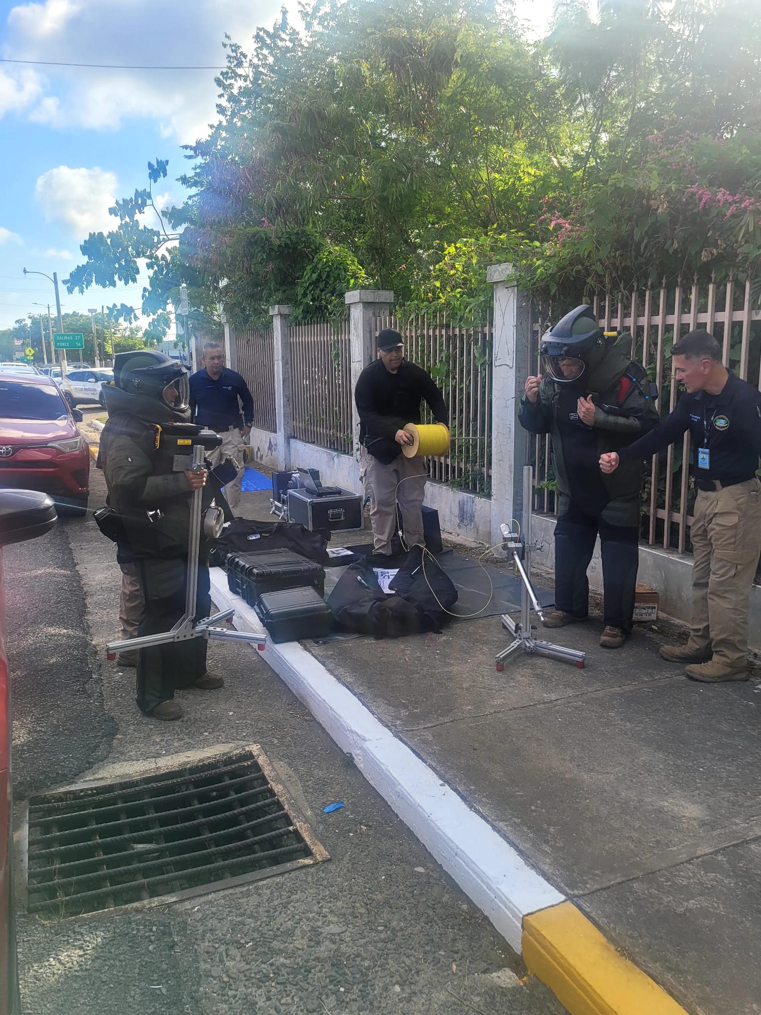 Agentes de la División de Explosivos preparándose para remover un artefacto sospechoso en los predios de las instalaciones comerciales de LIMA Enregy, en Guayama.