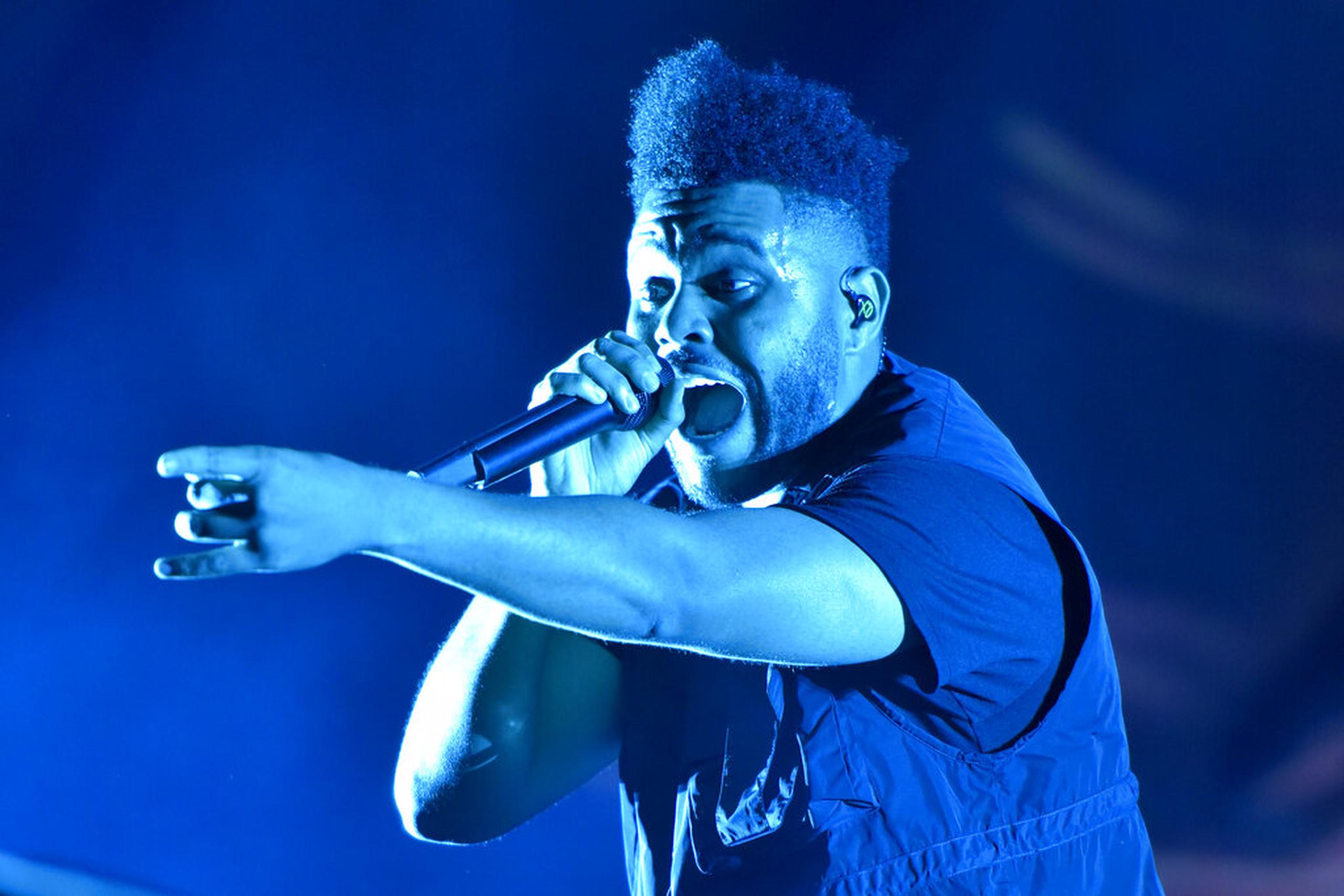 The Weeknd irrumpió con su gran éxito “Can’t Feel My Face”, que apareció en su segundo álbum de estudio “Beauty Behind the Madness” (2015).