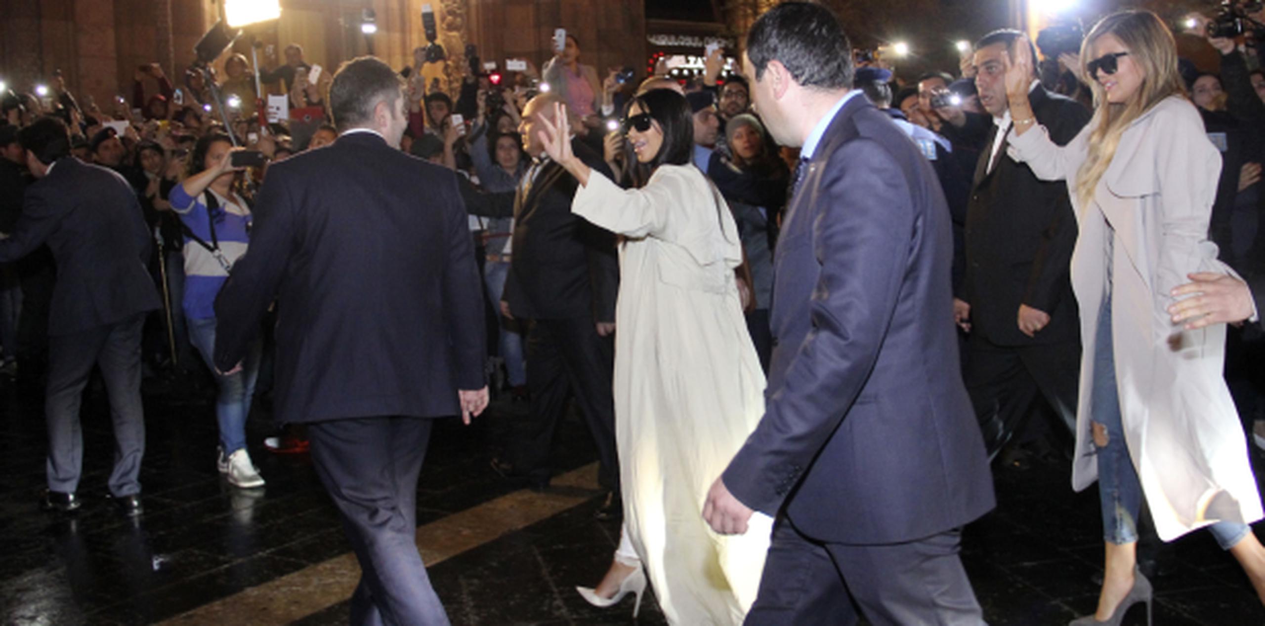 Kim Kardashian (centro) y Khloe Kardashian, (derecha) / AP