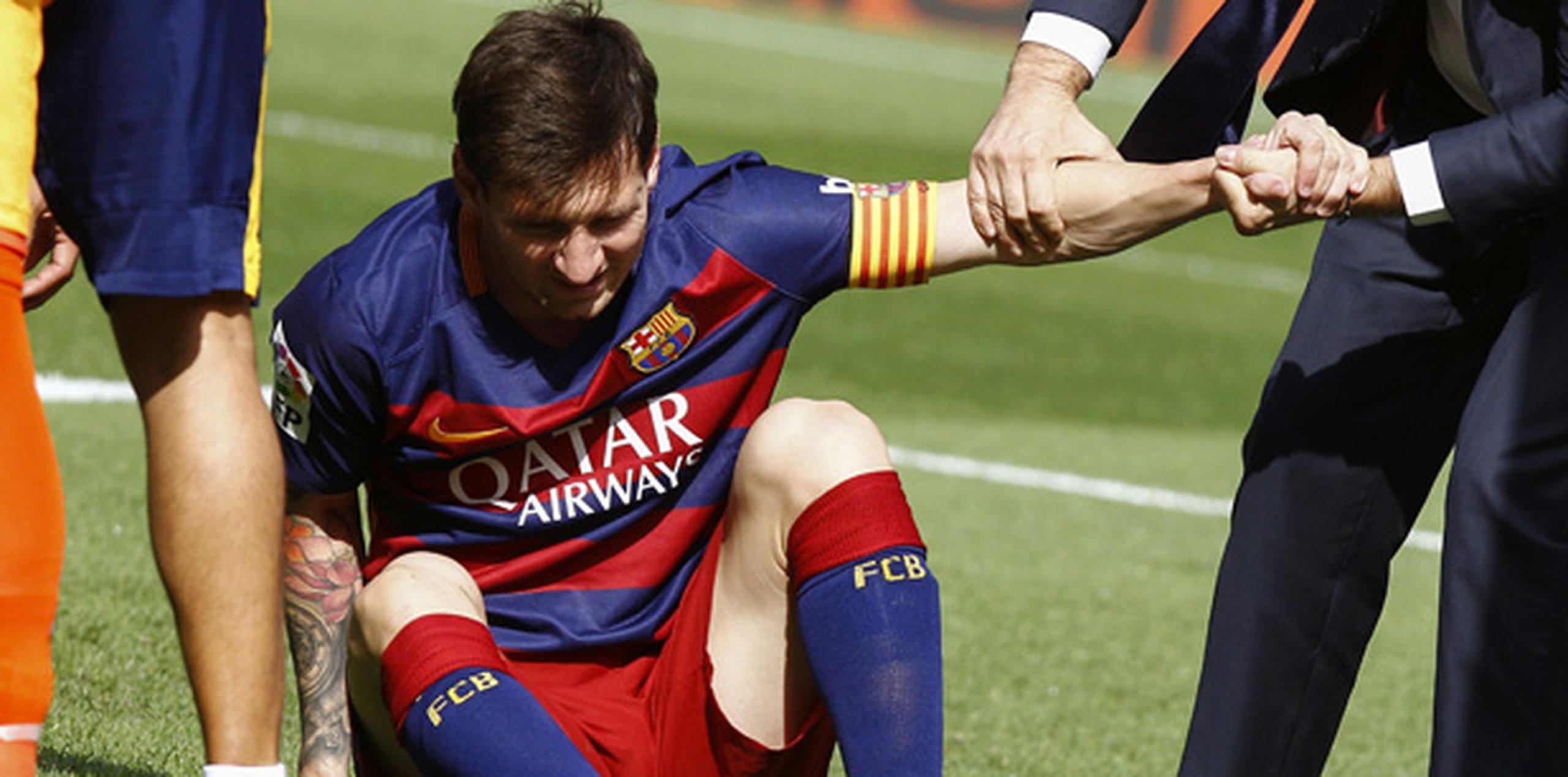 Aunque el Barcelona comunicó que Messi estará fuera del campo entre siete y ocho semanas, esto dependerá de si la lesión es parcial o total. (EFE)