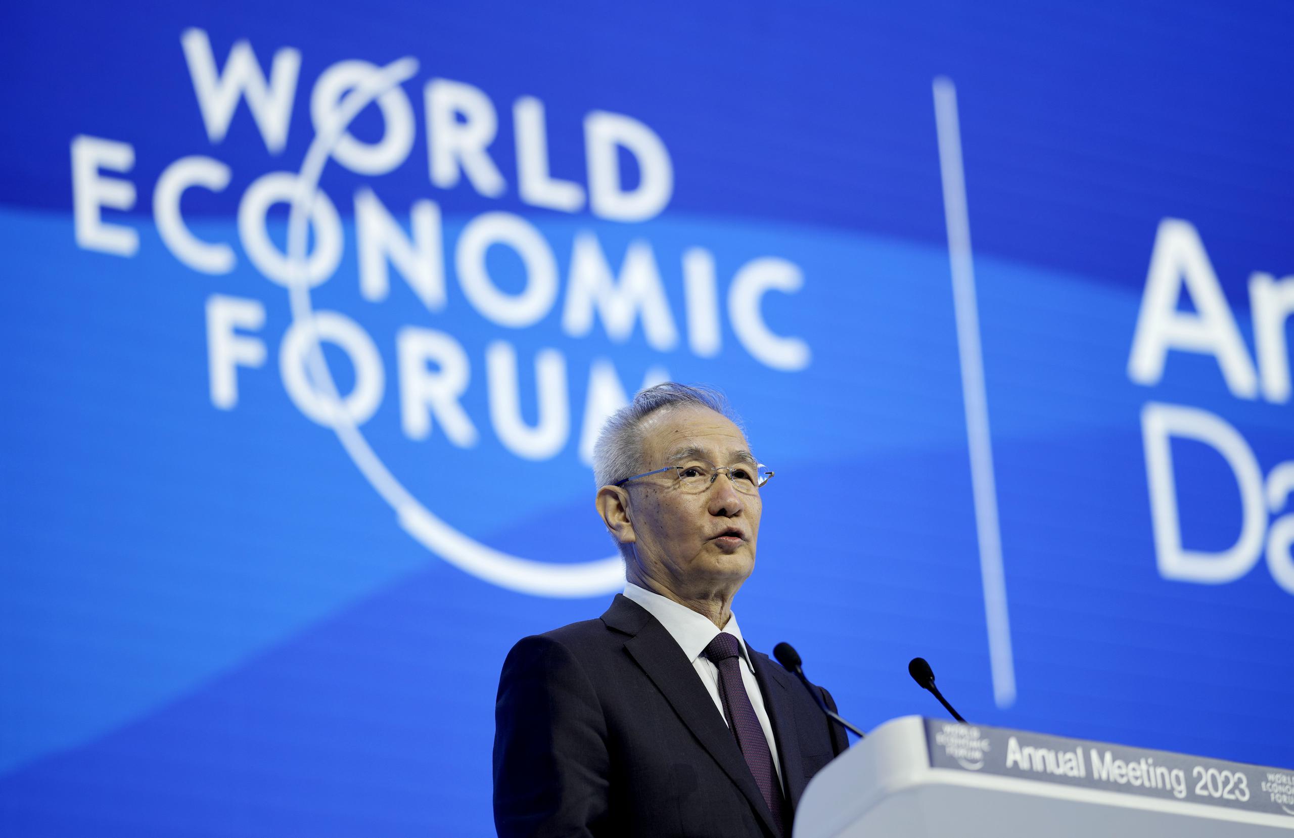 Liu He, viceprimer ministro de China, pronuncia un discurso en el Foro Económico Mundial en Davos, Suiza, el martes 17 de enero de 2023. (Foto AP/Markus Schreiber)