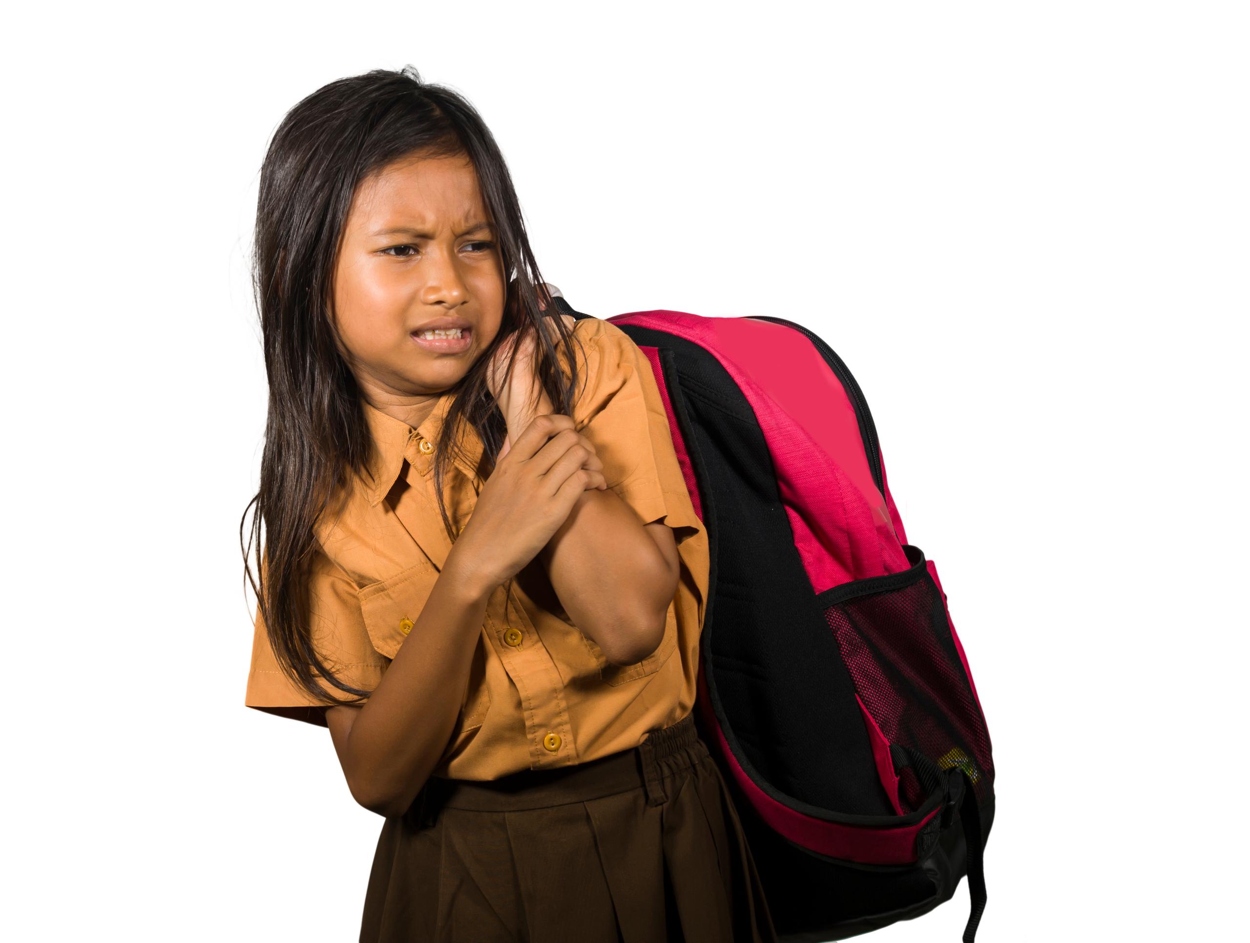 La mochila no debe pesar más que el 10% del peso del estudiante y debe ser de un tamaño adecuado.