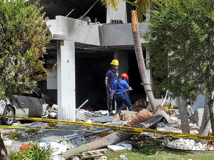 Agentes del Cuerbo de Bomberos y de ATF continuaban con las labores de inspección estructural y con la pesquisa sobre la explosión del viernes.