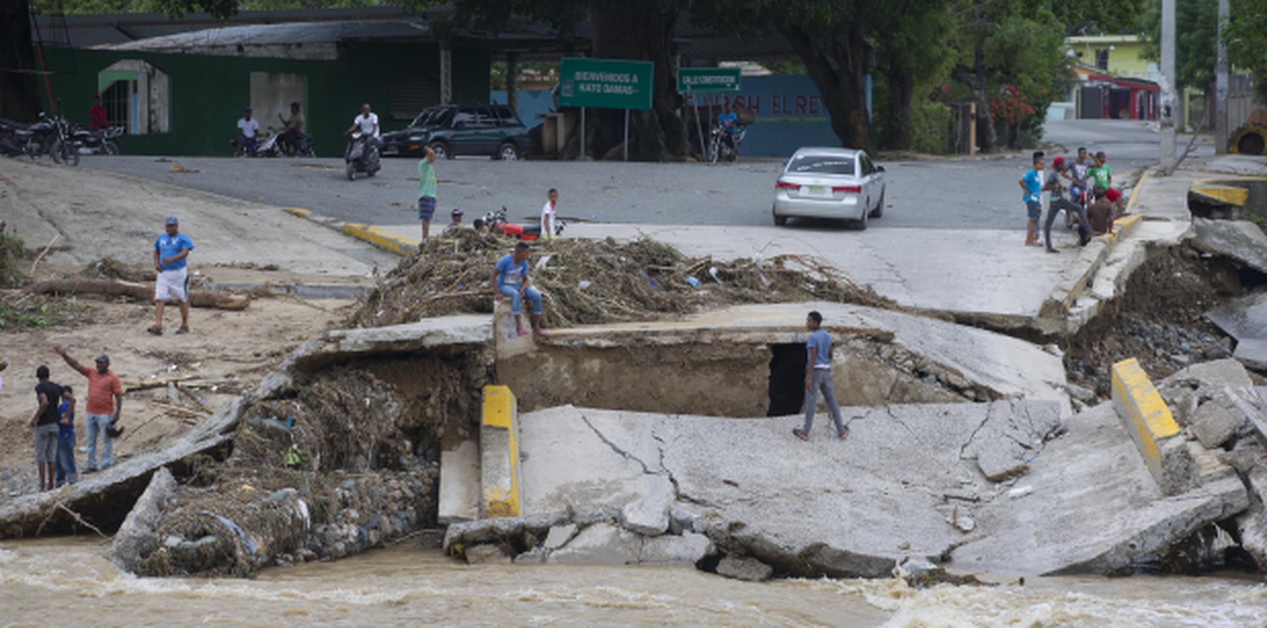 Muchas vías y carreteras han sido afectadas por las intensas lluvias, como ocurrió con este puente en San Cristóbal que quedó destruido. (EFE/ Orlando Barría)
