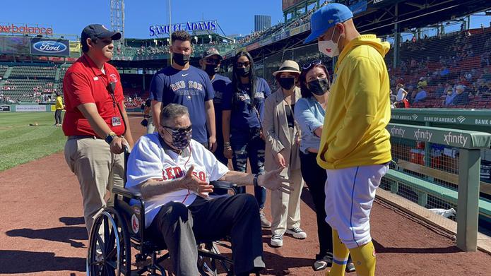 Palillo Santiago, en la silla de rueda, comparte con el dirigente de los Red Sox, su comptriota Alex Cora. (@tititorosa)