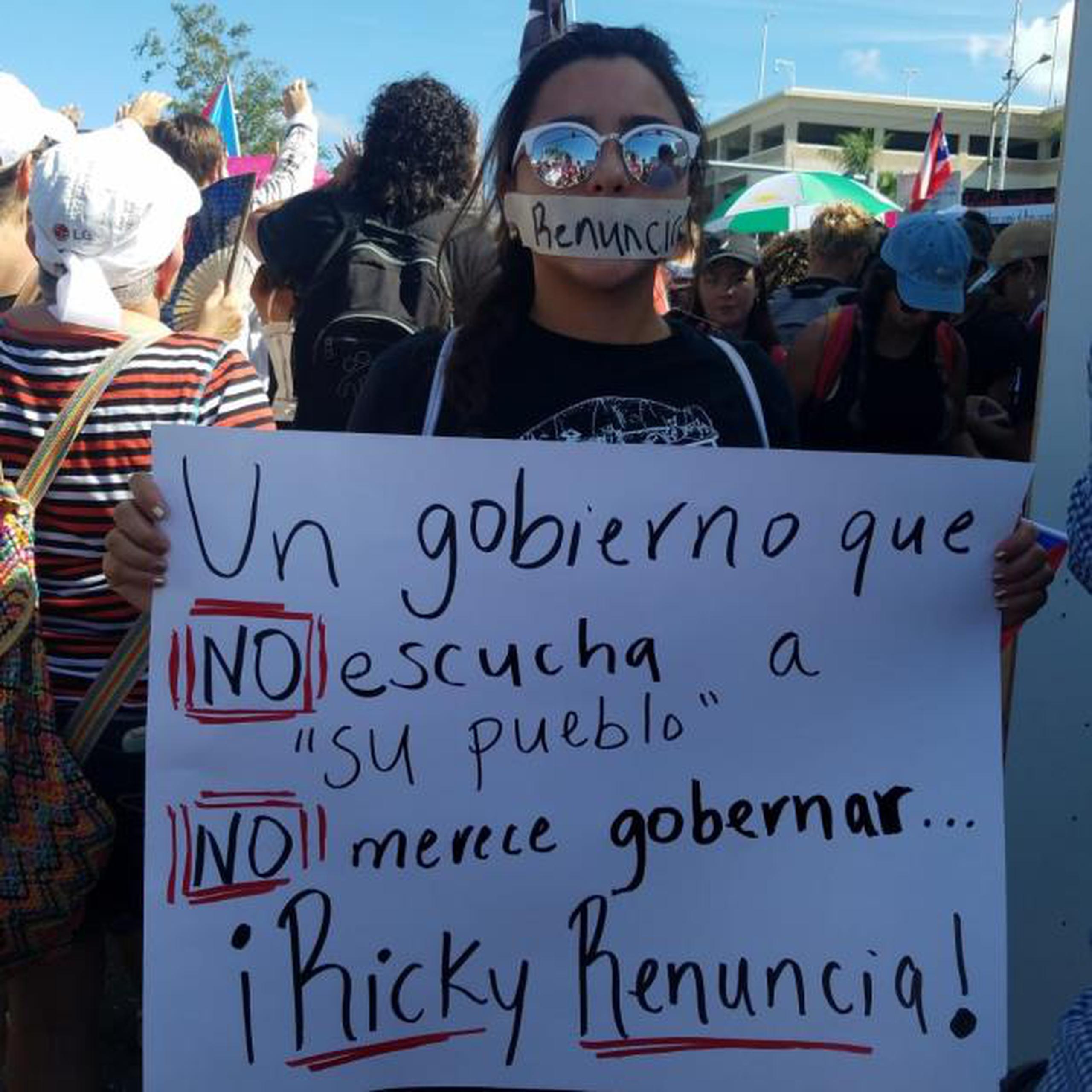 Los manifestantes llegaban ondeando la bandera de la isla, vistiendo camisas que leen "Ricky Renuncia" y cartelones. (Nydia Bauzá/Primera Hora)