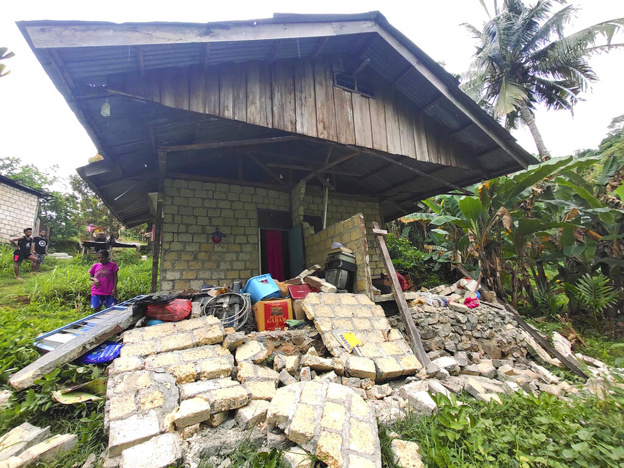 Esta foto dada a conocer por la Agencia Nacional de Manejo de Desastres muestra una casa que sufrió daños por el sismo en Jayapura, en la provincia de Papúa, el 9 de febrero de 2023.