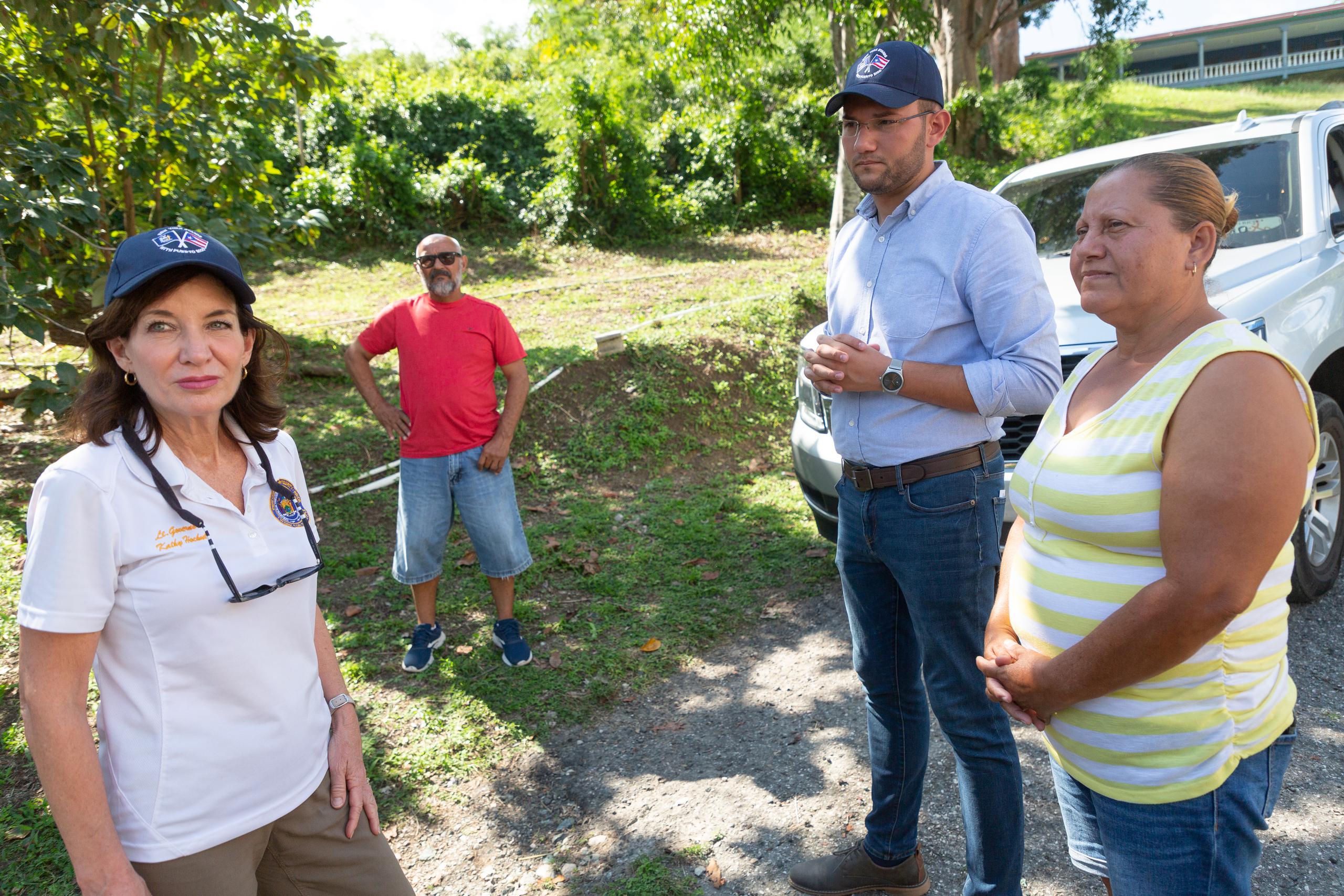 La vicegobernadora del estado de Nueva York, Kathy Hochul, visitó a varios damnificados por los temblores en los pueblos del sur.
