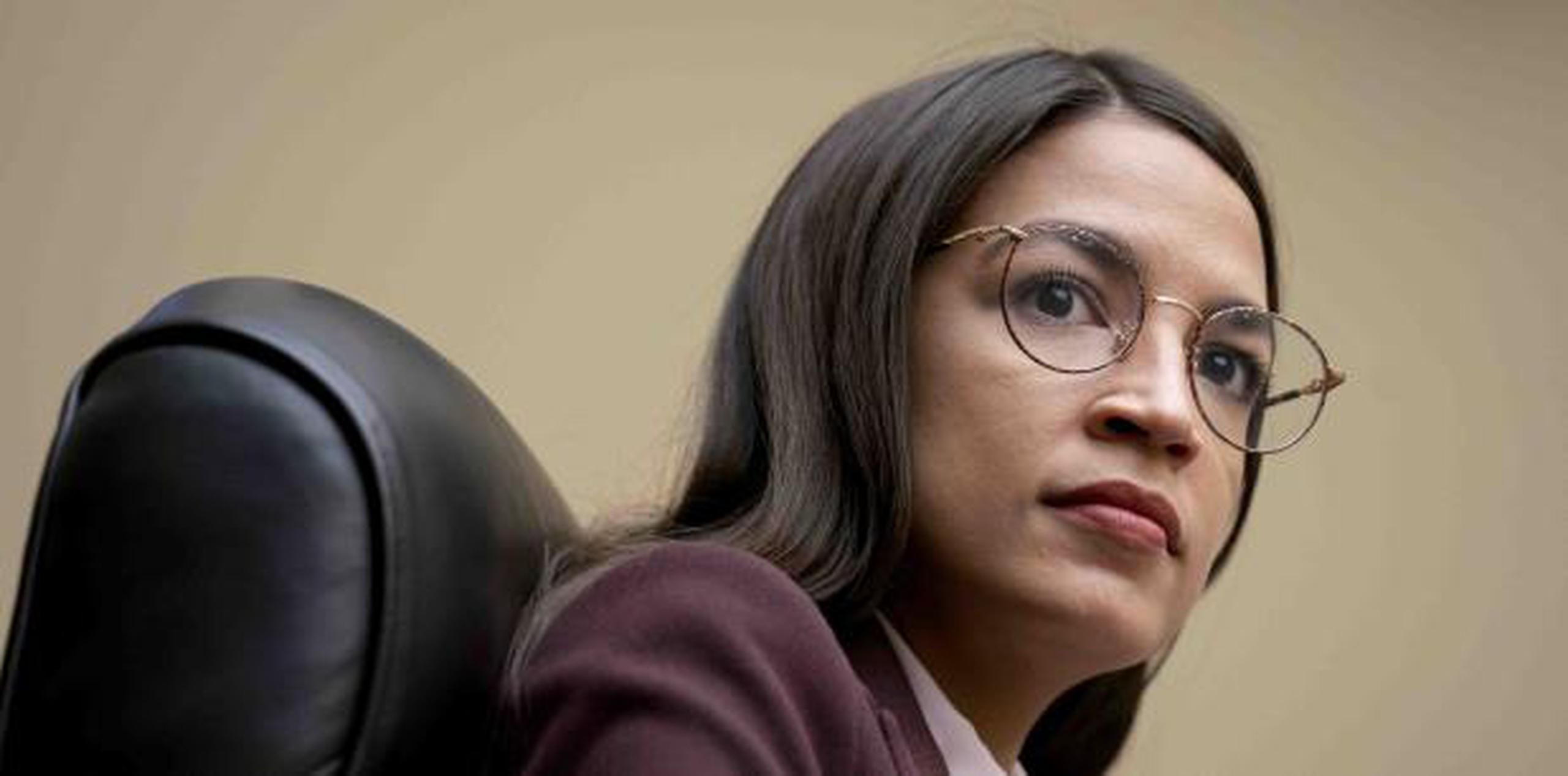 Alexandria Ocasio-Cortez es una de las legisladoras que aparece en el cartel. (AP / J. Scott Applewhite)