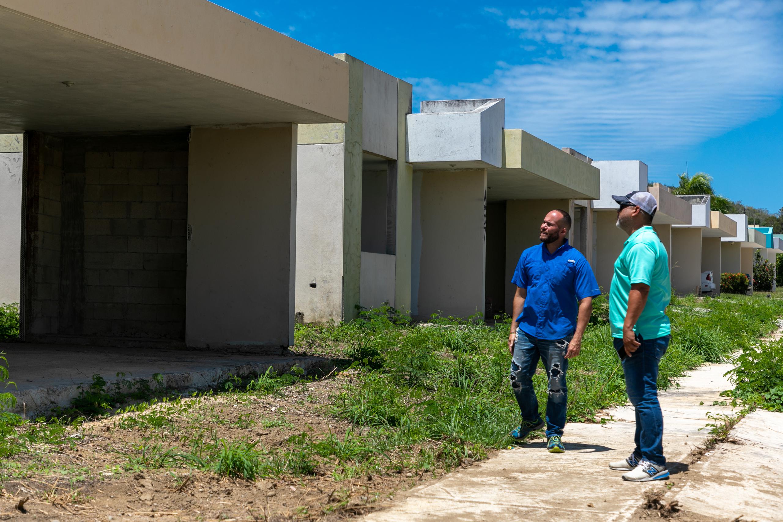 El alcalde de Yauco, Luis Torres, camina entre casas no entregadas en la urbanización Emerald View, donde se planifica la reubicación de residentes del barrio Ciénaga.