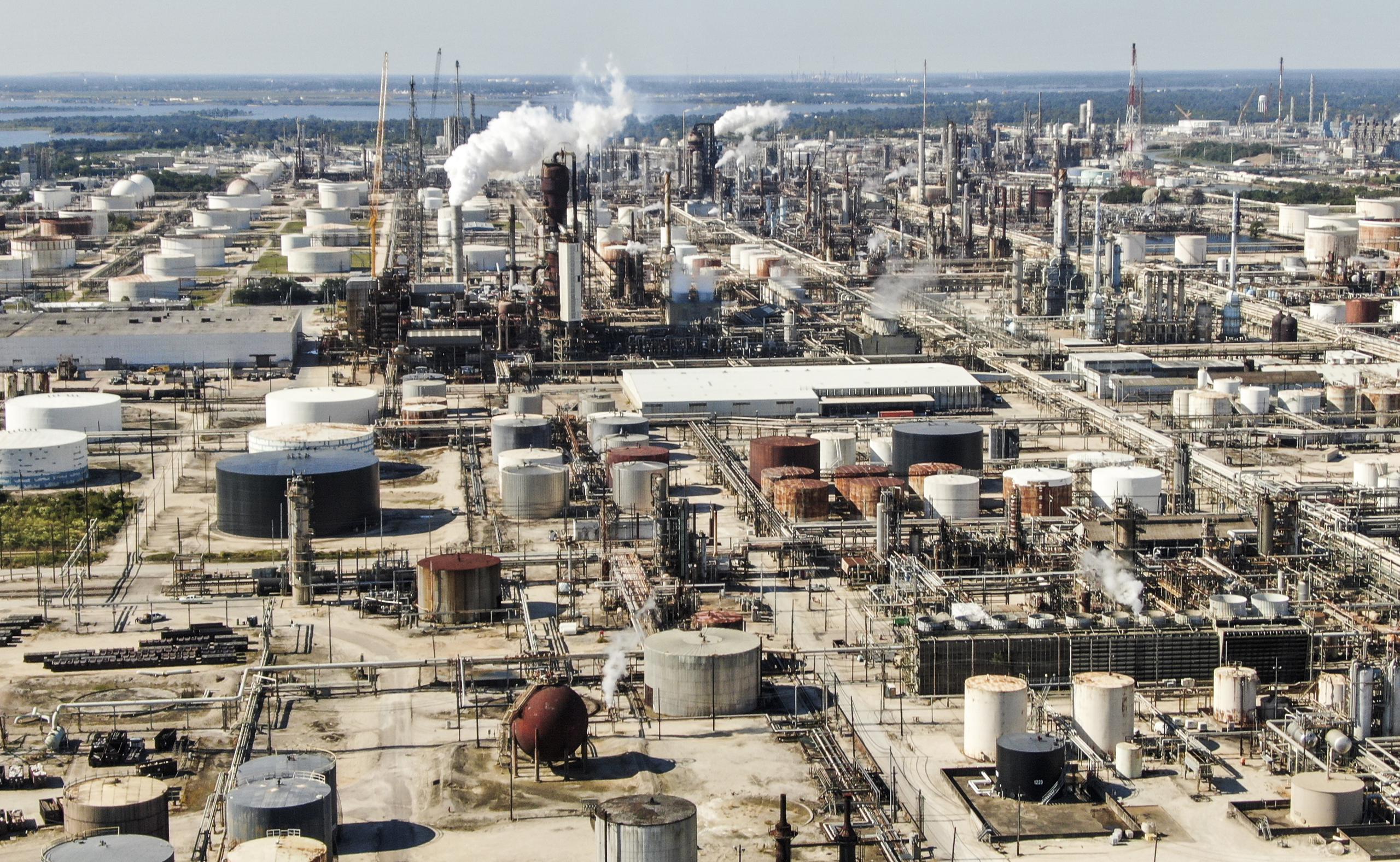 Fotografía de archivo hecha con un dron que muestra el complejo de refinación de petróleo de ExxonMobil en Baytown, Texas, EE.UU. EFE/EPA/Tannen Maury
