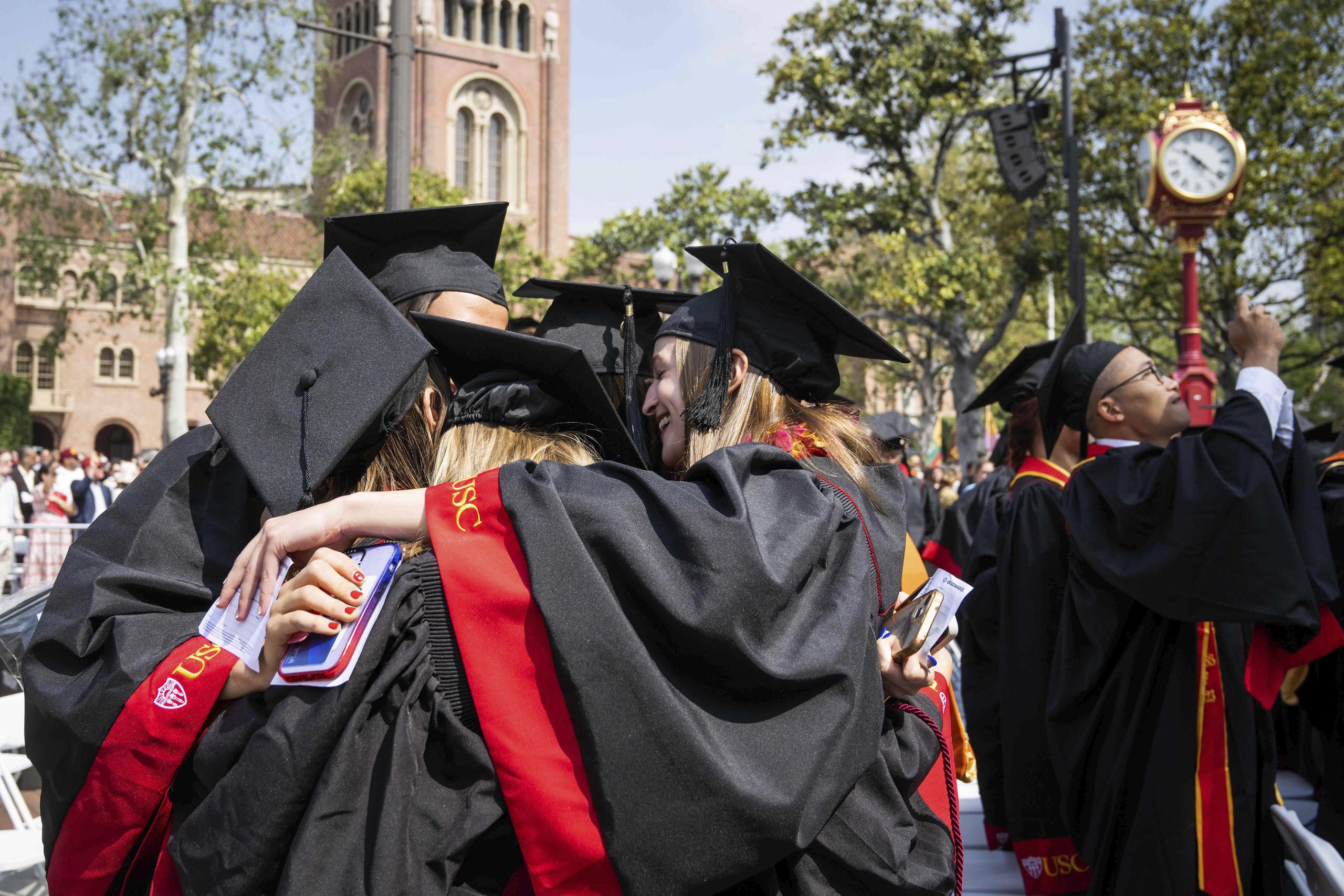 Estudiantes festejan su graduación en la Universidad del Sur de California en Los Ángeles, 12 de mayo de 2023. (Sarah Reingewirtz/The Orange County Register via AP, File)