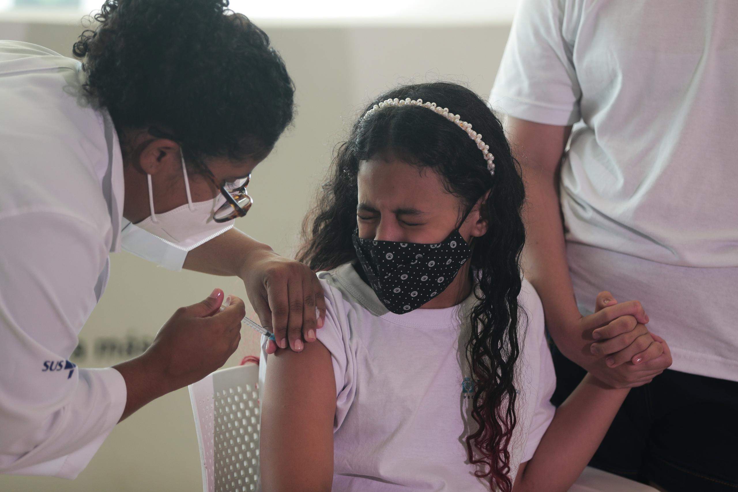 Una niña fue registrada este lunes al ser vacunada contra la covid-19, en el Museo del Mañana, en Río de Janeiro (Brasil). EFE/André Coelho
