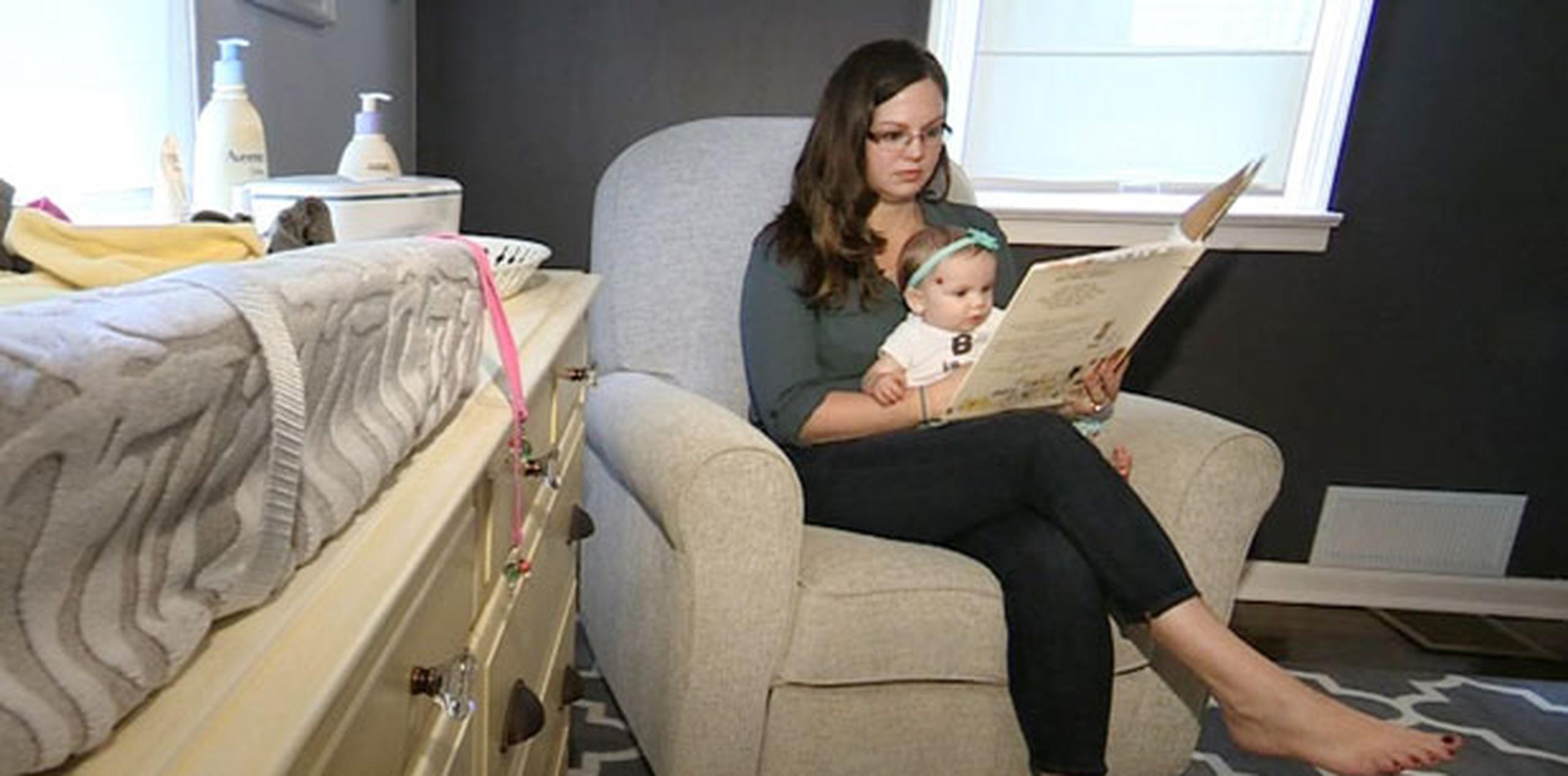 Kelly Mathews,  ingeniera de software en Chalfont, Pennsylvania, junto con su hija de 9 meses, Marilyn. (AP)

