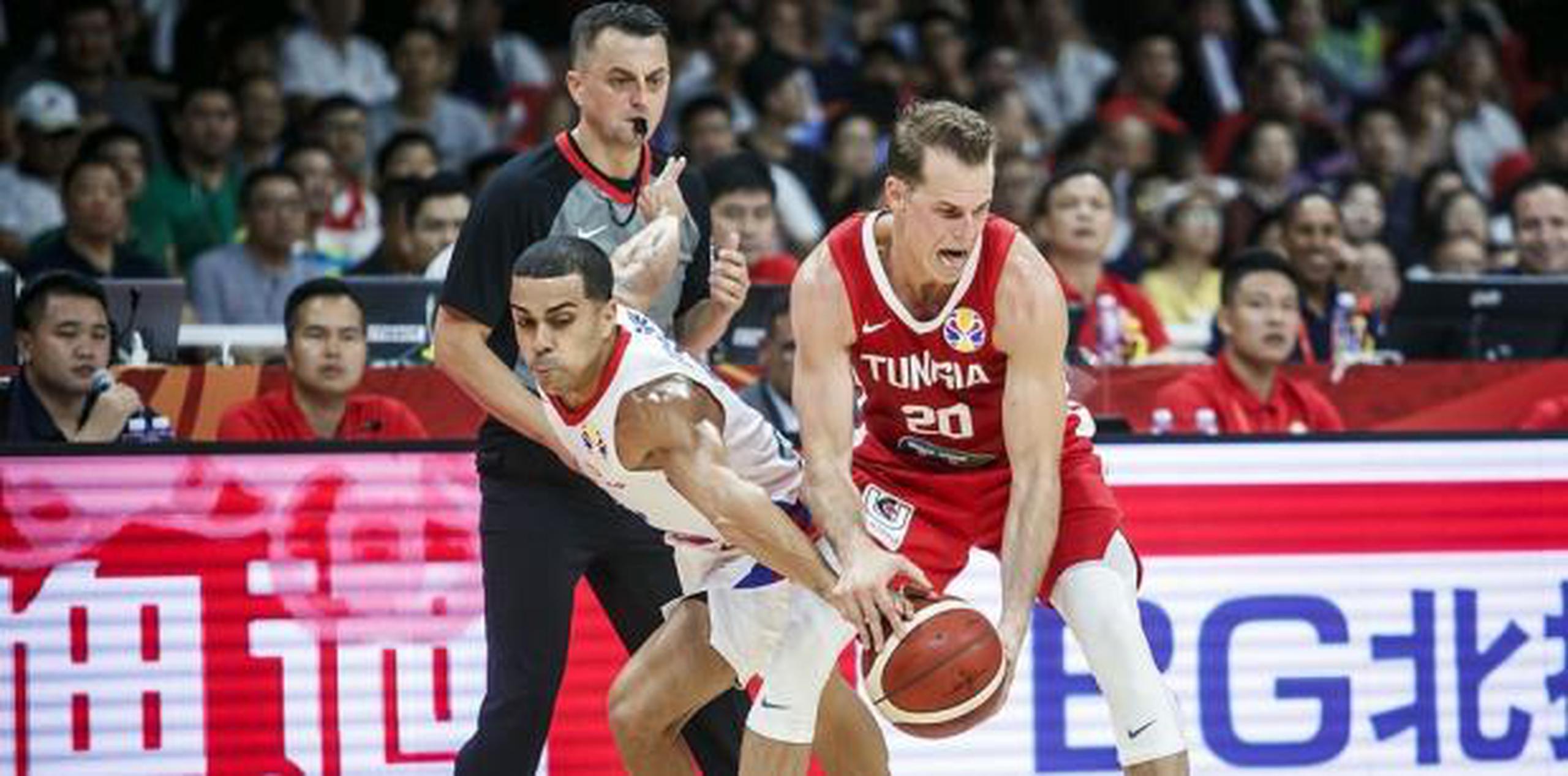 Ángel Rodríguez trata de sacarle la bola de las manos a Michael Roll, de Túnez. (FIBA)