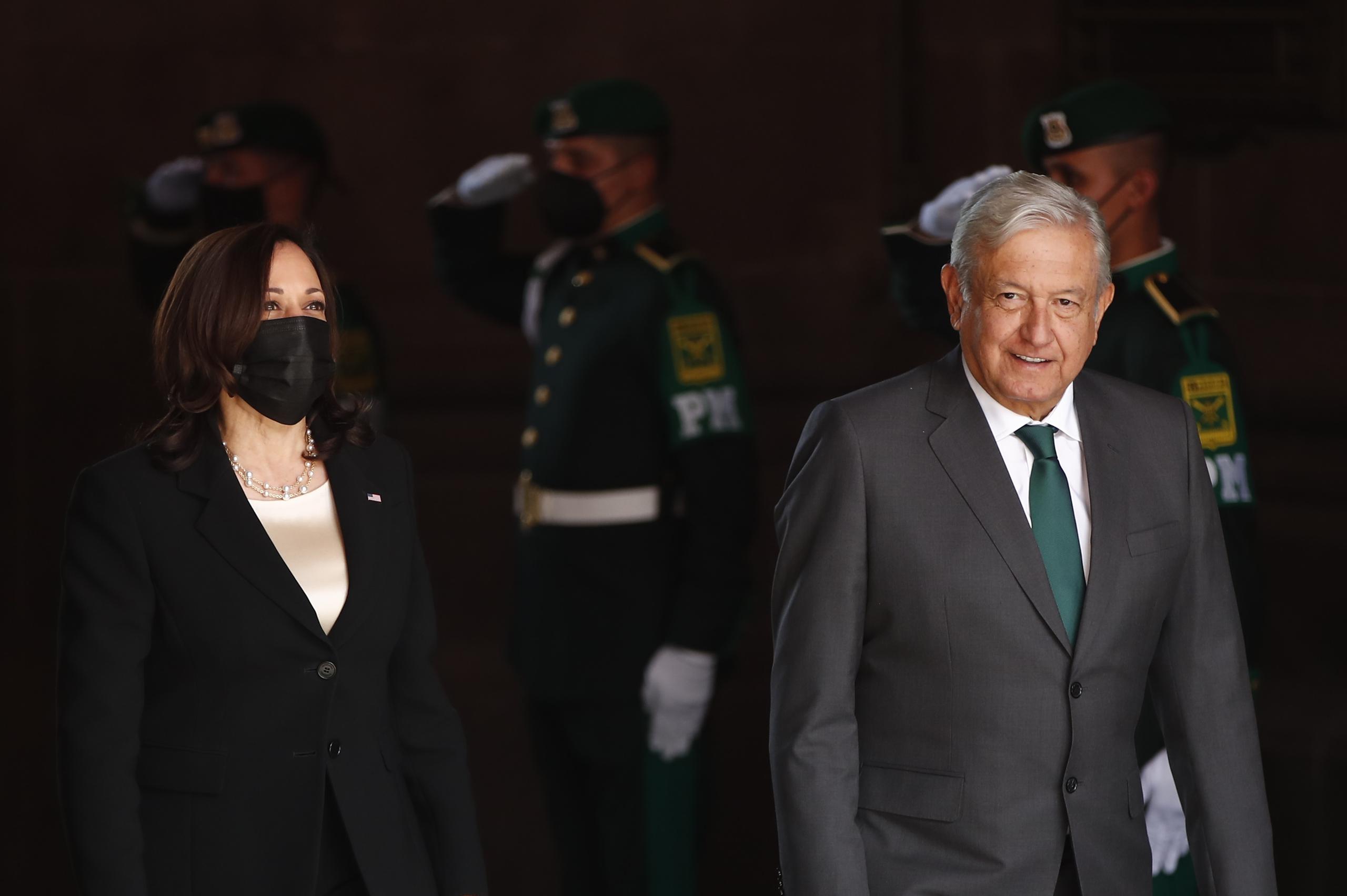 La vicepresidenta de Estados Unidos, Kamala Harris y el presiente de México, Andrés Manuel López Obrador, durante el recibimiento de honor en Palacio Nacional de la Ciudad de México.
