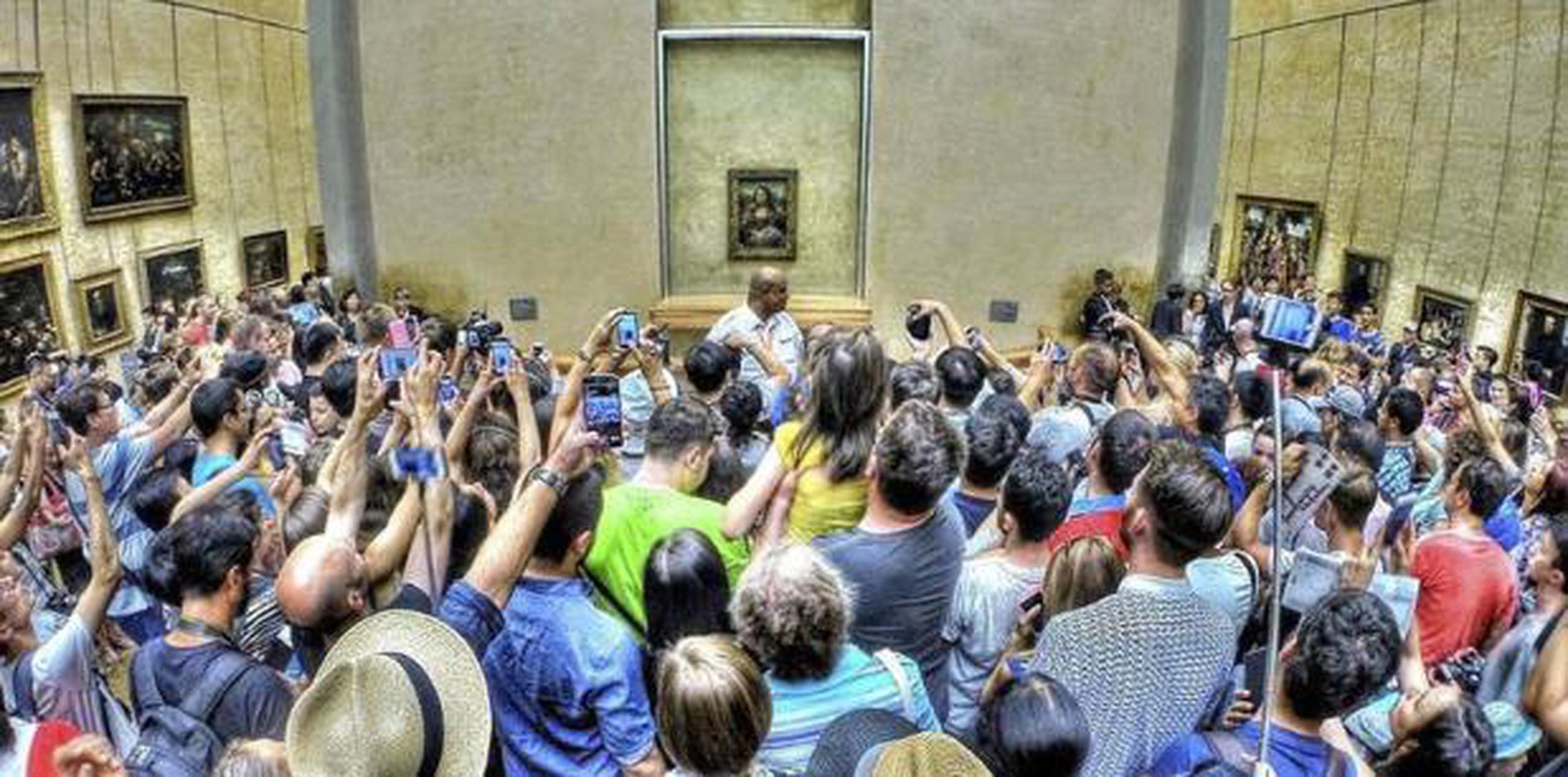 La mayoría de los visitantes hace una fila de una hora para poder observar la Monna Lisa por unos tres minutos, incluyendo el consabido "selfie". (La Nación)