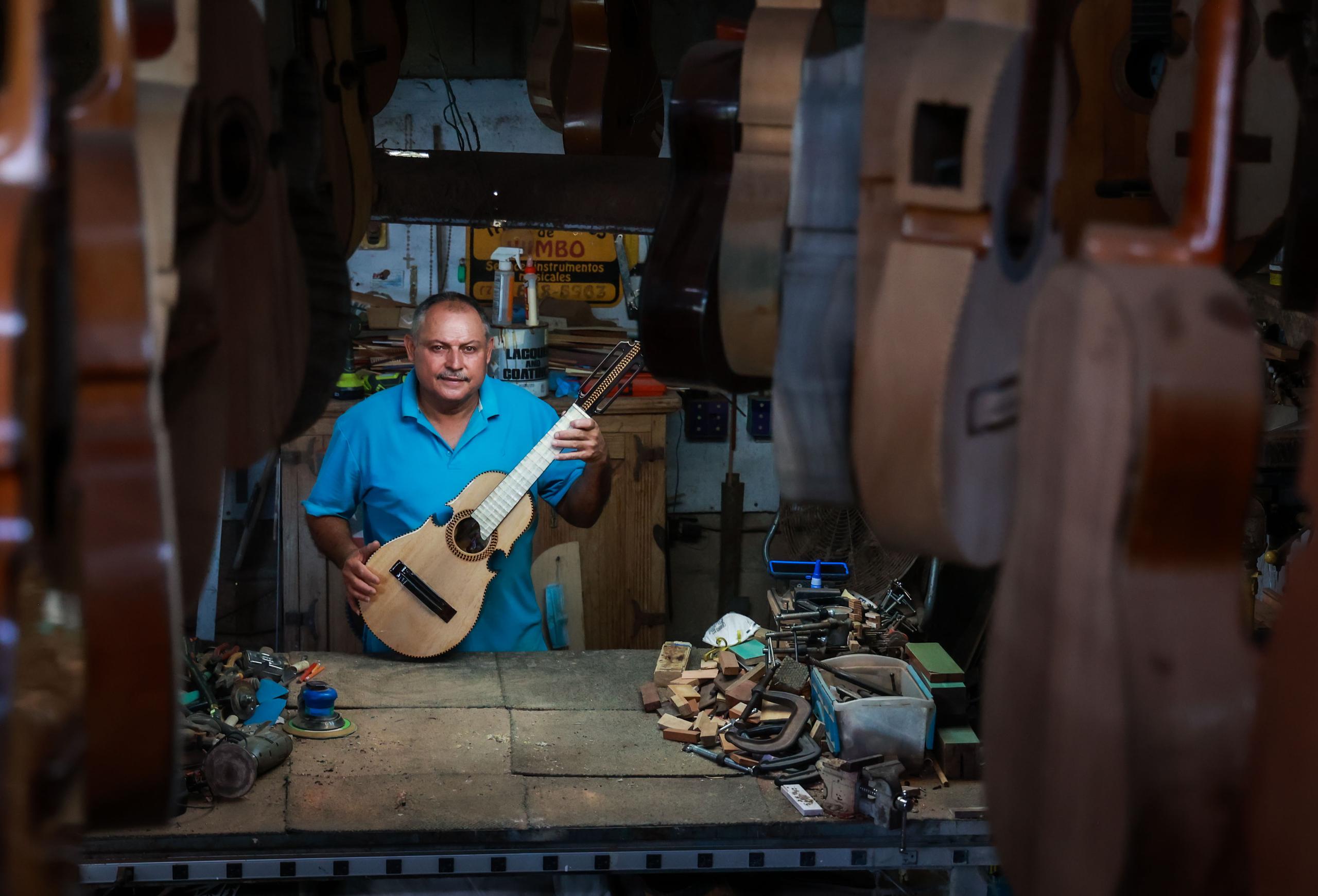 El artesano trabaja con distintas maderas de acuerdo al efecto sonoro óptimo para cada instrumento.