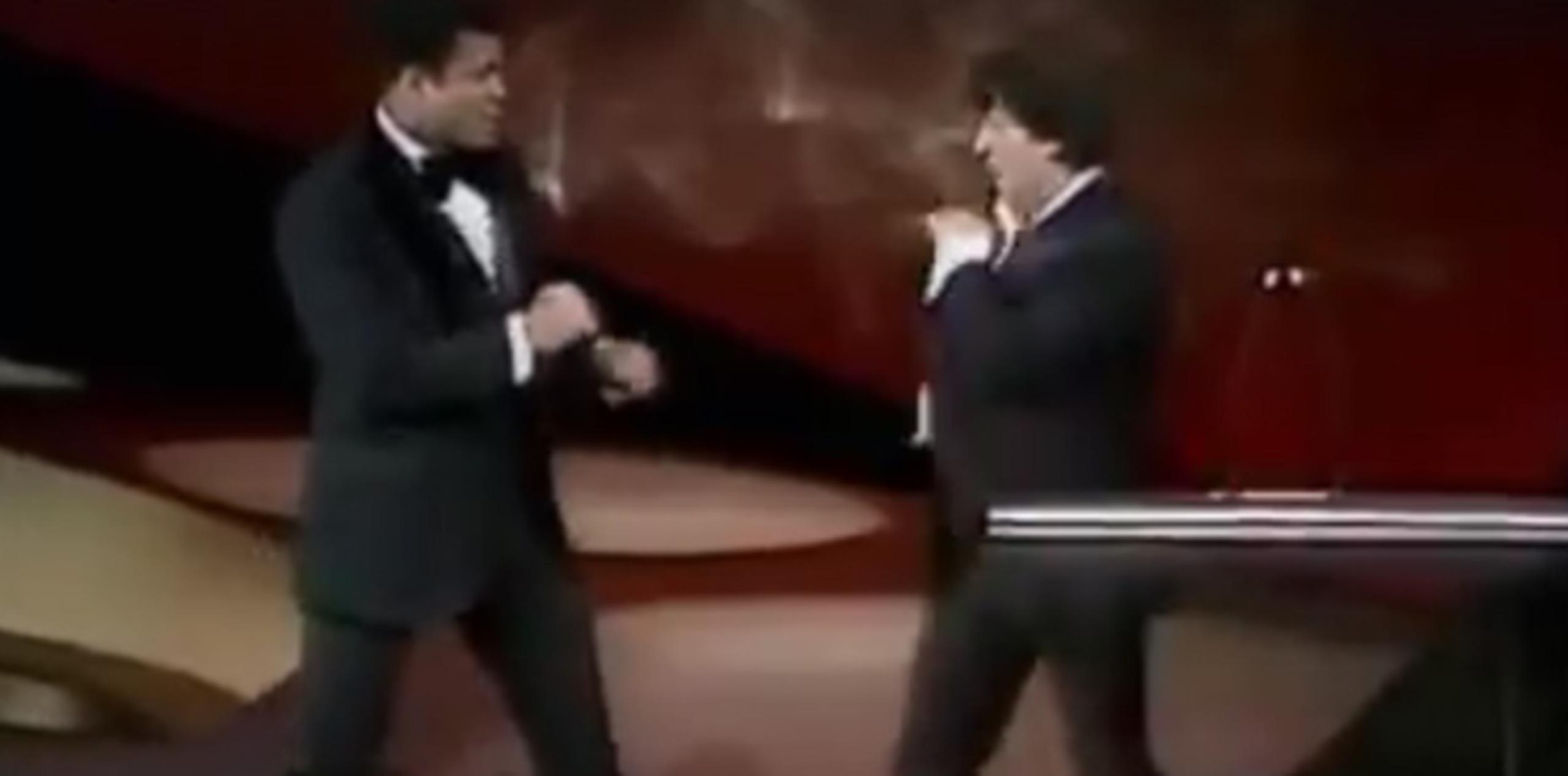 Ali y el actor hicieron ademanes de una pelea en tarima. (Facebook)