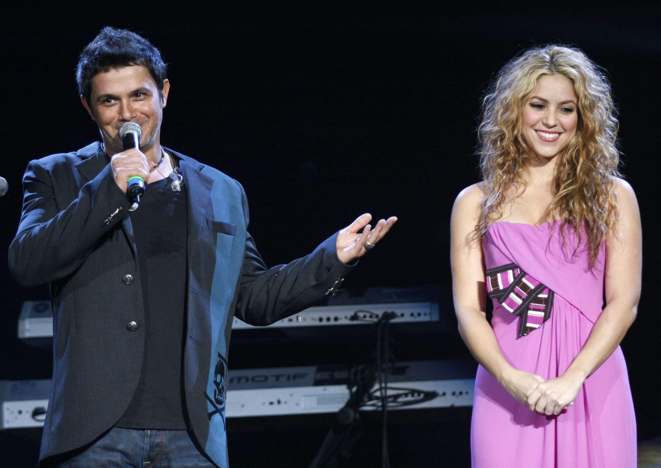 MIA115. MIAMI (EEUU), 22/11/08.- El cantante español Alejandro Sanz y la colombiana Shakira en un momento de su actuación este 21de noviembre de 2008 en "El Gran Concierto" como parte de la celebración del 25 aniversario de Spanish Broadcasting System (SBS), que tuvo lugar en Miami, Florida (EE.UU.). EFE/John Watson-Riley