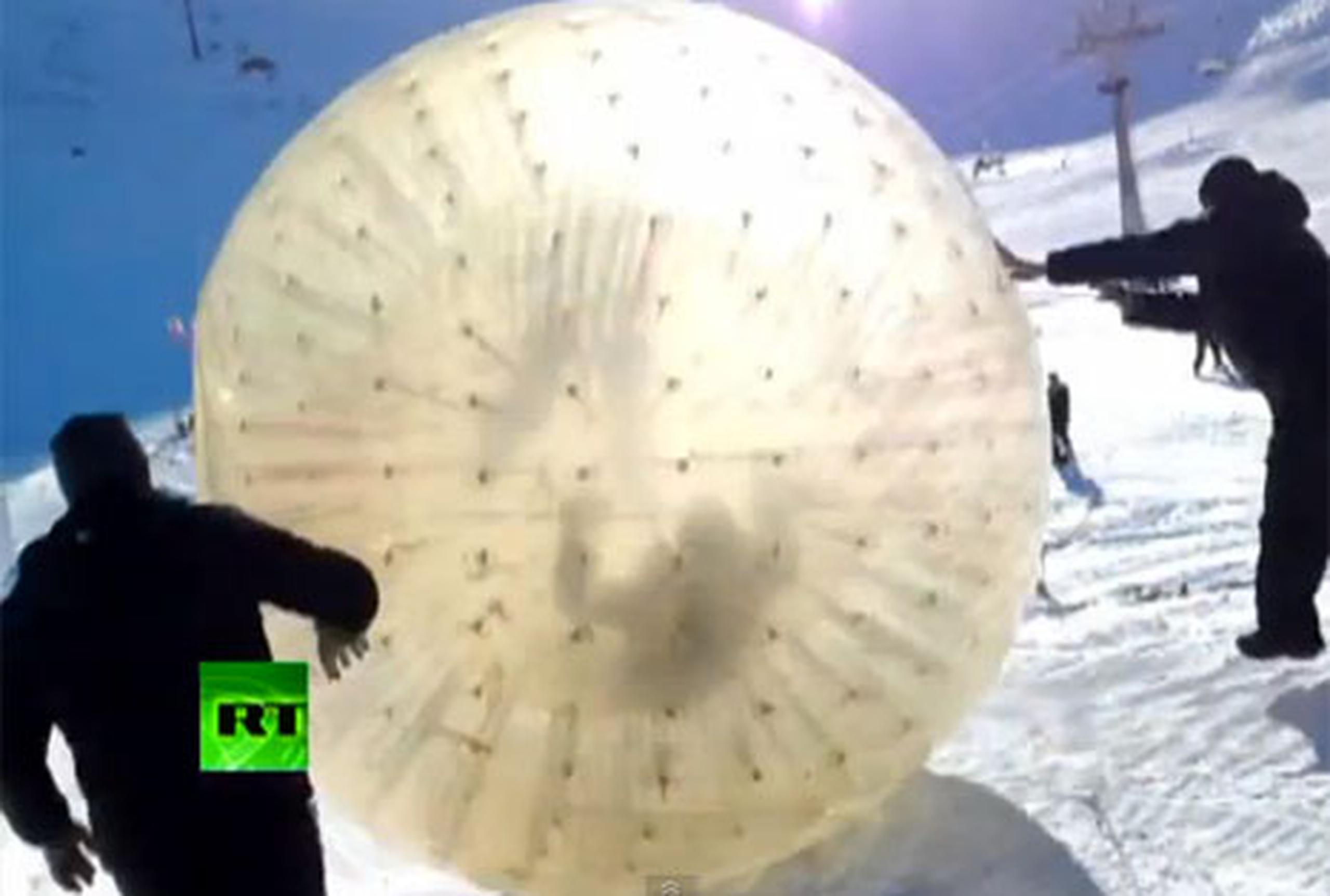 La pelota de plástico transparente, conocida como "zorb", se desvió de la pista y cayó a un precipicio en las escarpadas montañas del Cáucaso en el sur de Rusia. (Youtube)