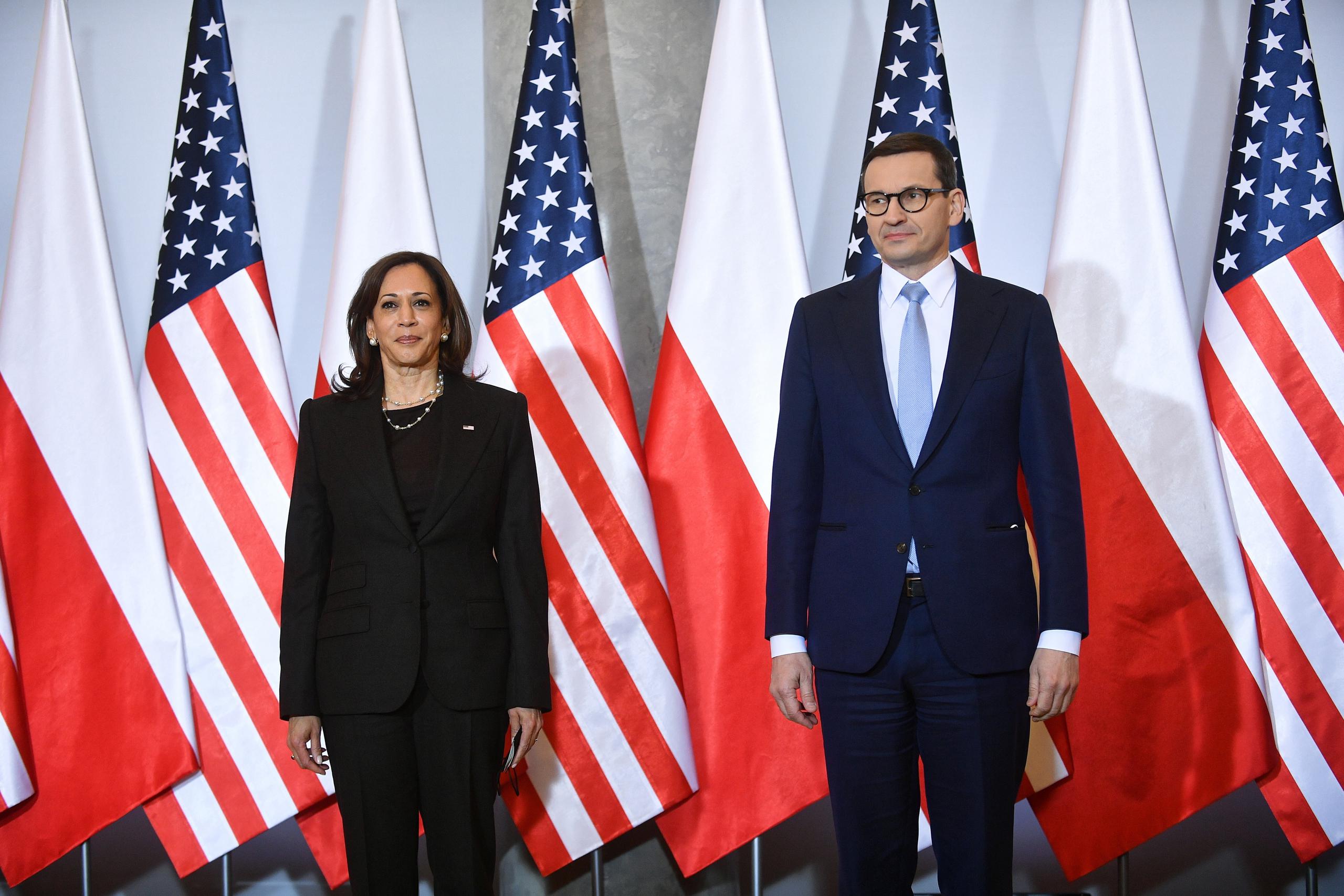 La vicepresidenta estadounidense, Kamala Harris y el primer ministro polaco, Mateusz Morawiecki.este jueves en Varsovia. EFE/EPA/MARCIN OBARA
