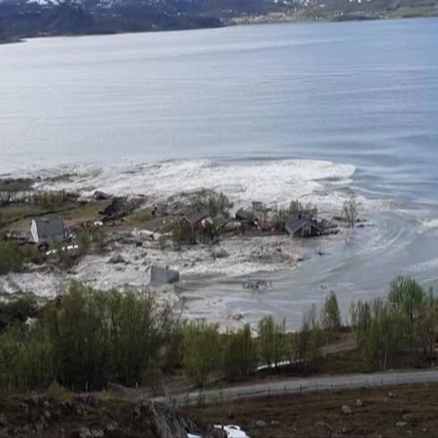 Espeluznante momento de un deslizamiento de tierra en las costas de Noruega
