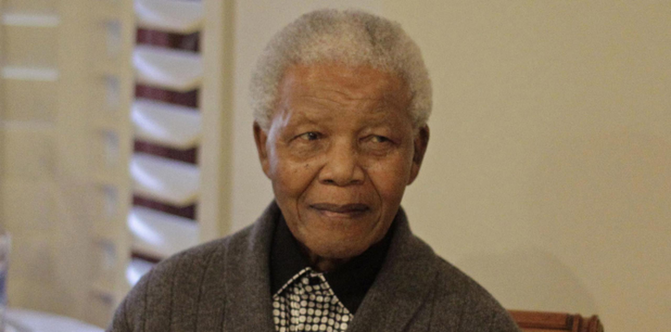 Mandela, que en 1994 se convirtió en el primer presidente de raza negra en Sudáfrica después que el apartheid llegó a su fin, fue hospitalizado  el 8 de junio. (AP)