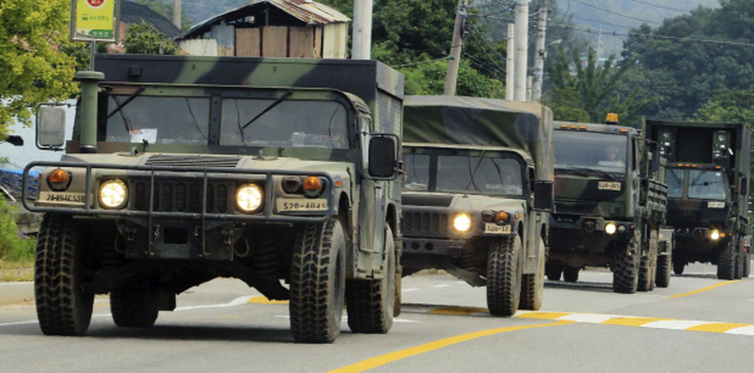 Vehículos estadounidenses se movilizan en la localidad fronteriza de Paju (Corea del Sur) cerca de la frontera con Corea del Norte. (EFE)