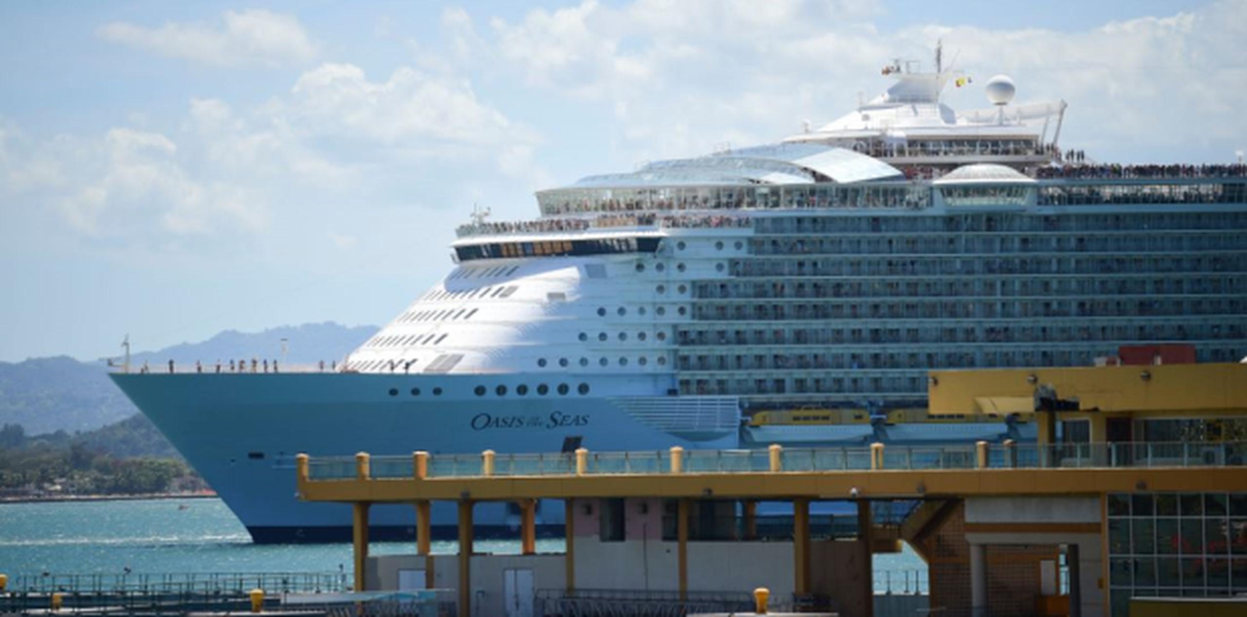 La embarcación de la empresa Royal Caribbean tiene capacidad de 5,400 pasajeros y más de dos mil tripulantes. (tony.zayas@gfrmedia.com)
