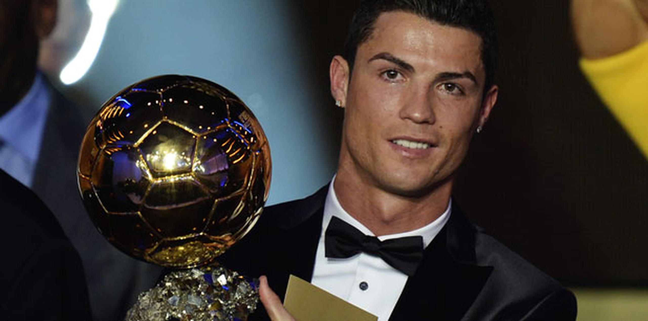 Ronaldo superó en las votaciones al futbolista del Barcelona, el argentino Leo Messi, vencedor en las últimas cuatro ediciones, y al francés del Bayern Múnich Frank Ribery. (AP/ Keystone,Walter Bieri)
