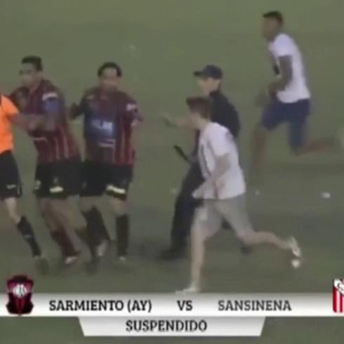 Futbolistas le meten pela a árbitro