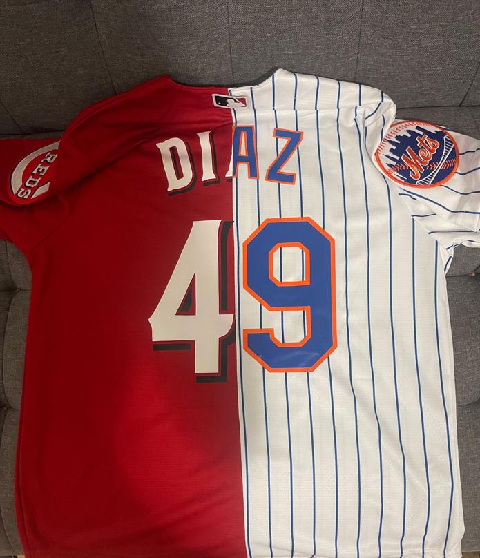 Esta es la camiseta que creó la familia Díaz  para el gran momento de este lunes en Cincinnati. El diseño dedica cada hemisferio de la camiseta para Alexis en el  rojo de los Reds y para Sugar el blanco con de los Mets.