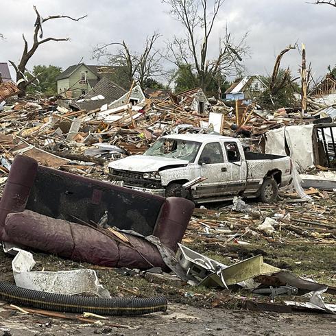Casas destruidas y autos aplastados tras tornado en Iowa
