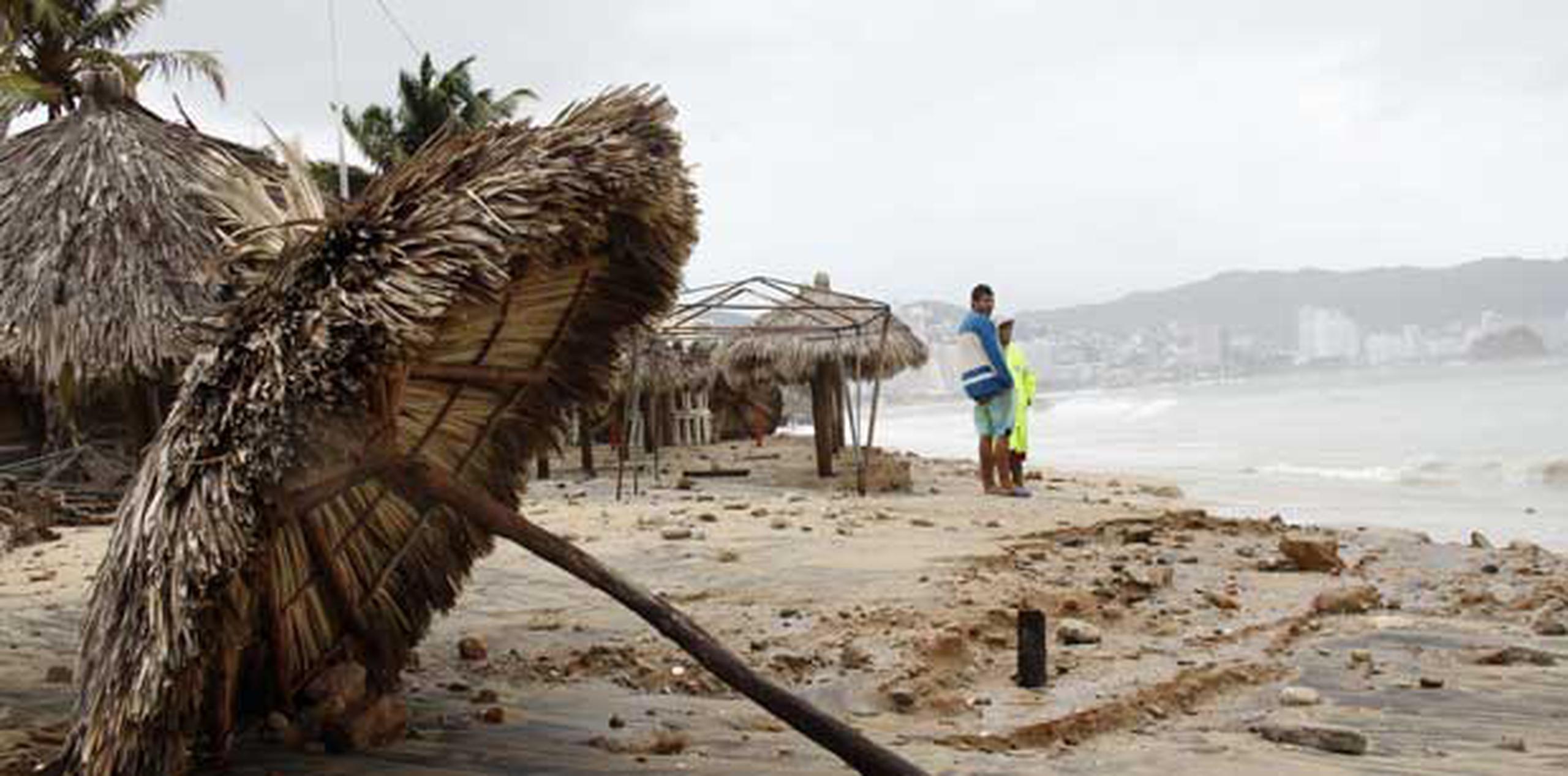 El Centro Nacional de Huracanes de Estados Unidos advirtió de que se esperaba que Carlos volviera a convertirse en huracán el martes de madrugada. (EFE)