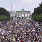 Unas 65,000 personas marchan a favor de los derechos LGBTQ+ en Berlín