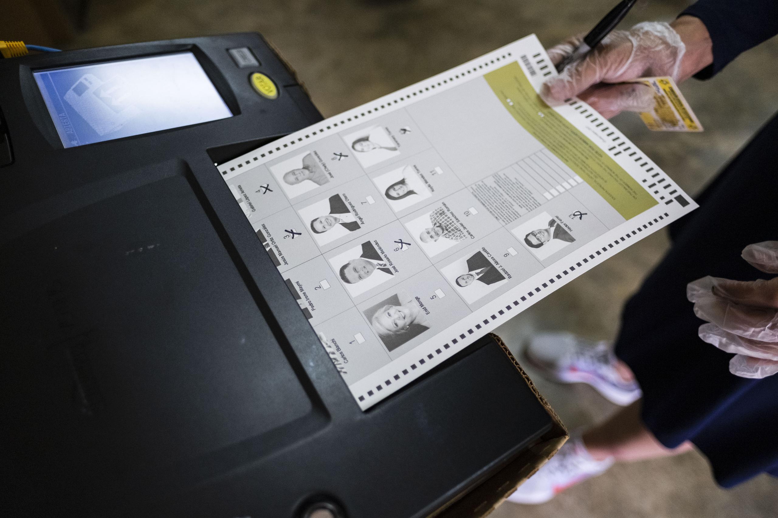 Funcionarias electorales certificaron que las 408 papeletas correspondían a los votos adelantados del 1 de agosto.