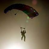 Mujer confronta problemas con su paracaídas y cae en Arecibo