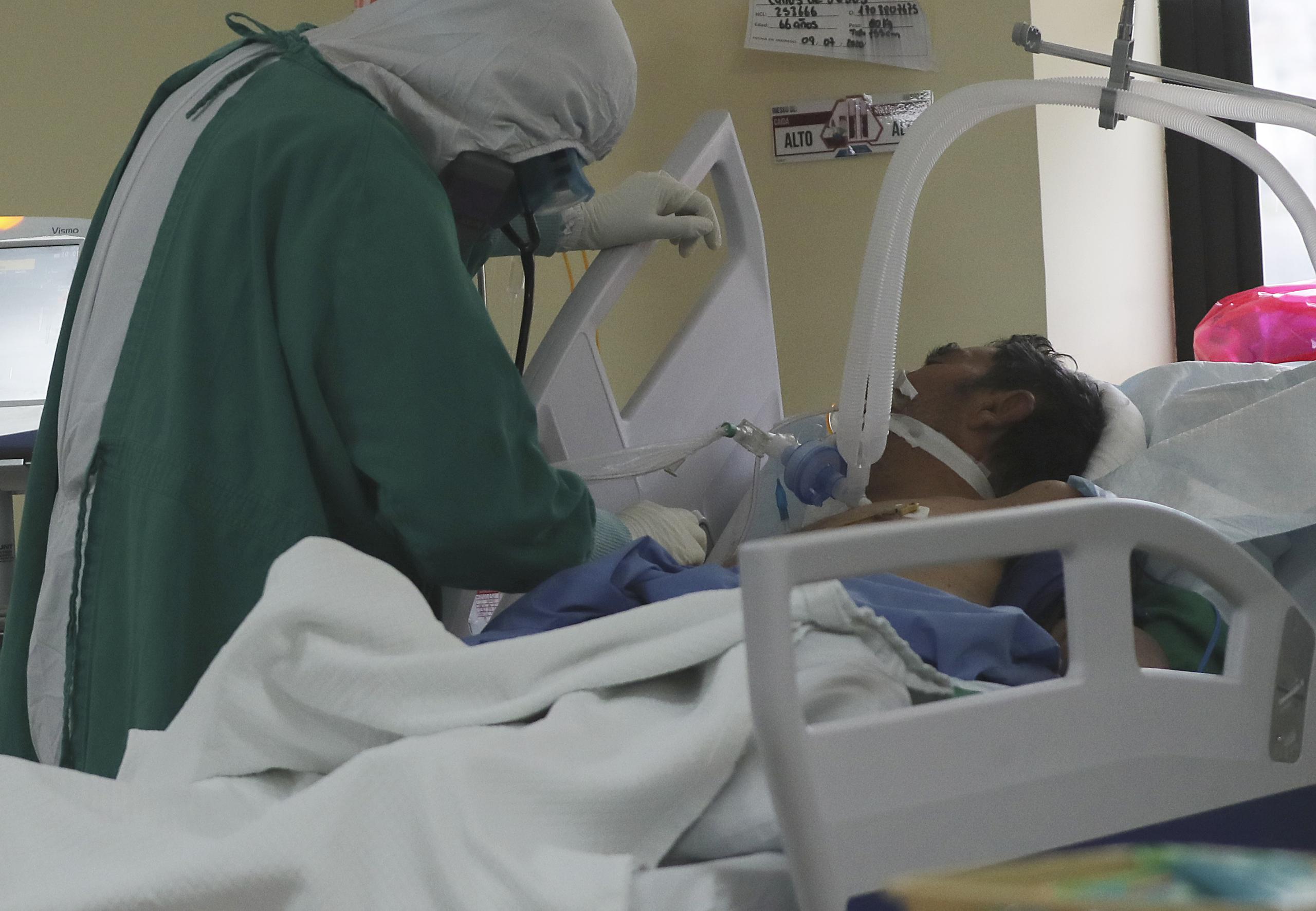 Un doctor atiende a un paciente hospitalizado de COVID-19 en Ecuador.