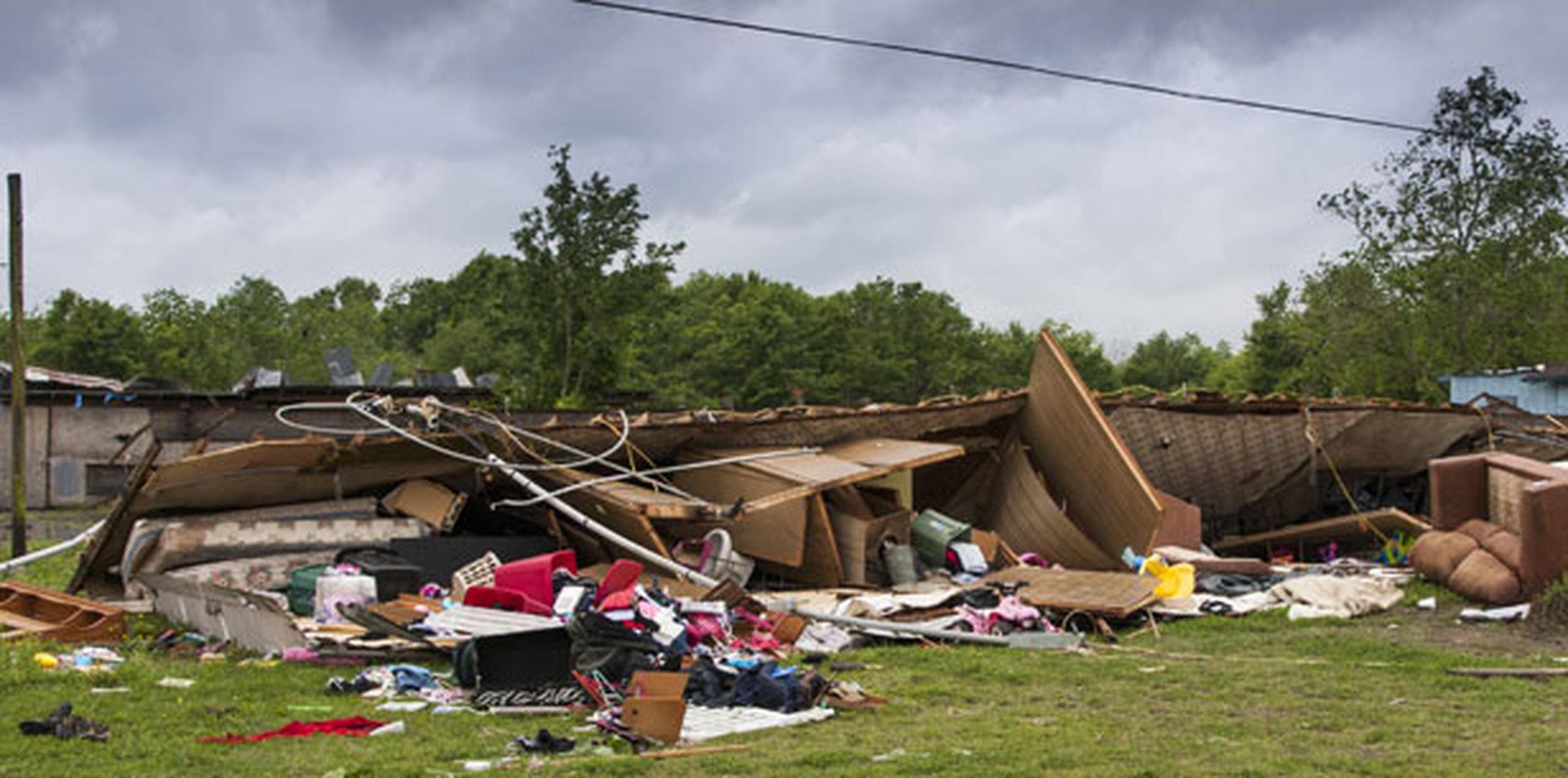 Un tornado volcó el domingo una casa móvil en Breaux Bridge, Luisiana, ocasionando la muerte de una mujer y de su hija de 3 años. (AP)